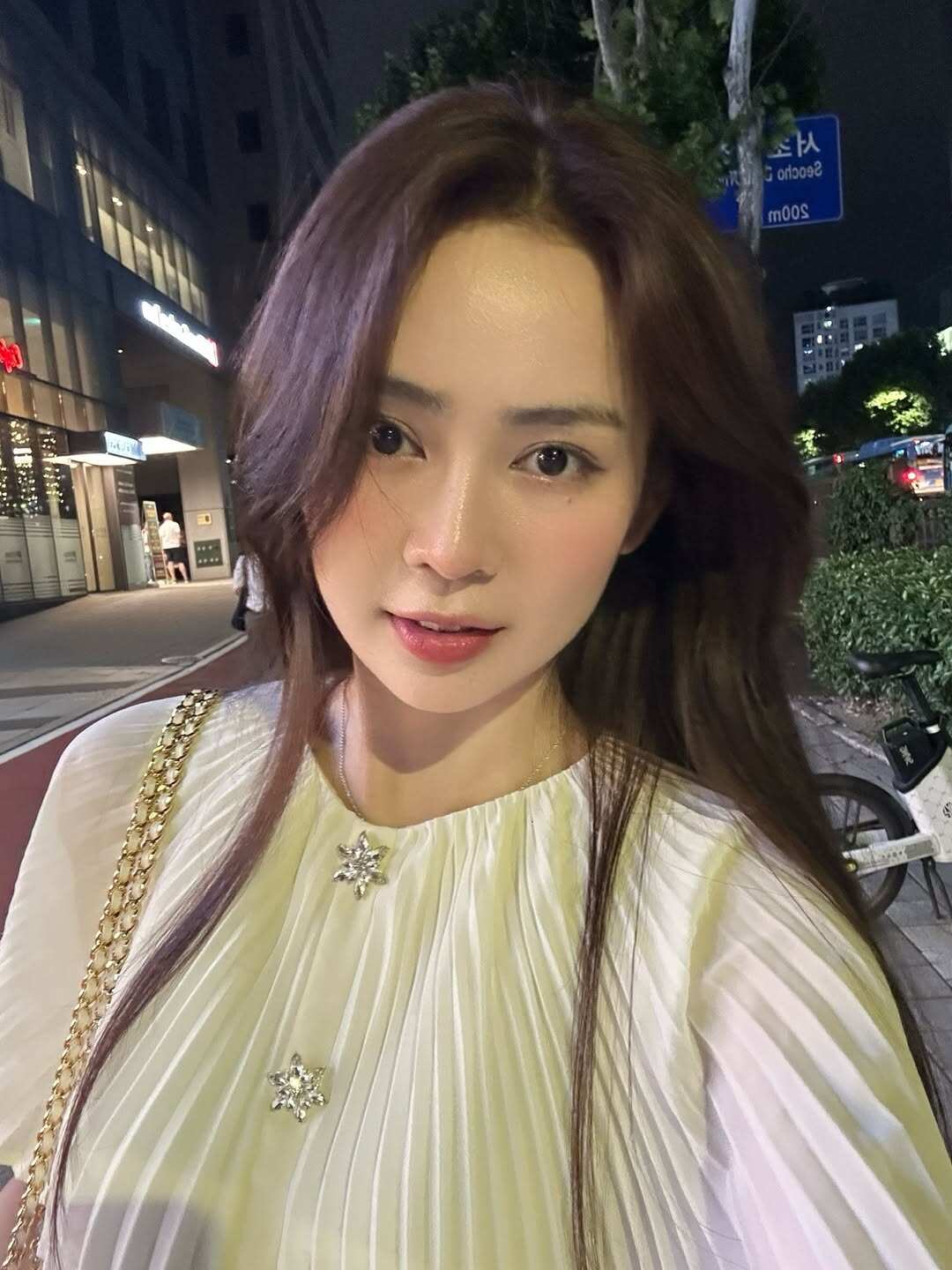 Cô trung thành với phong cách tối giản nhưng sang trọng. Các thiết kế váy lụa, set tweed, áo trễ vai hay váy ngắn dáng A đều được phối tinh tế với tông trắng - pastel. Gu ăn mặc của Quỳnh Chi toát lên sự thanh lịch, trưởng thành và đậm chất quý cô hiện đại.