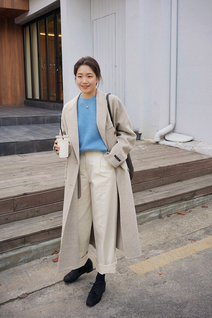 Giày cao gót, dù chỉ 3–5cm, vẫn giúp nâng dáng rõ rệt khi diện áo khoác dài. Kiểu mũi nhọn, loafer gót thấp hoặc boots gót vuông đều phù hợp. Nên chọn giày cùng tông với quần hoặc váy để phần thân dưới liền mạch, “ăn gian” chiều cao.