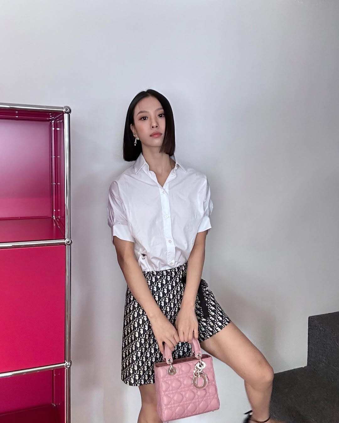 Thời trang của Go Min Si theo đuổi phong cách gọn gàng, hiện đại, ưu tiên thiết kế tôn dáng. Các phom đồ tối giản giúp làm nổi bật vóc dáng săn chắc và thần thái mạnh mẽ.