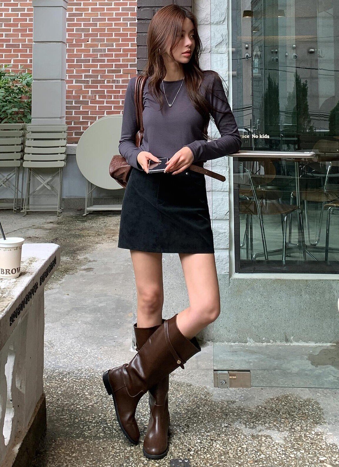 Chân váy ngắn mặc sao cho đẹp? 4 công thức phối đồ giúp hội chị em luôn sành điệu, amp;#34;hack tuổiamp;#34; cực đỉnh - 2