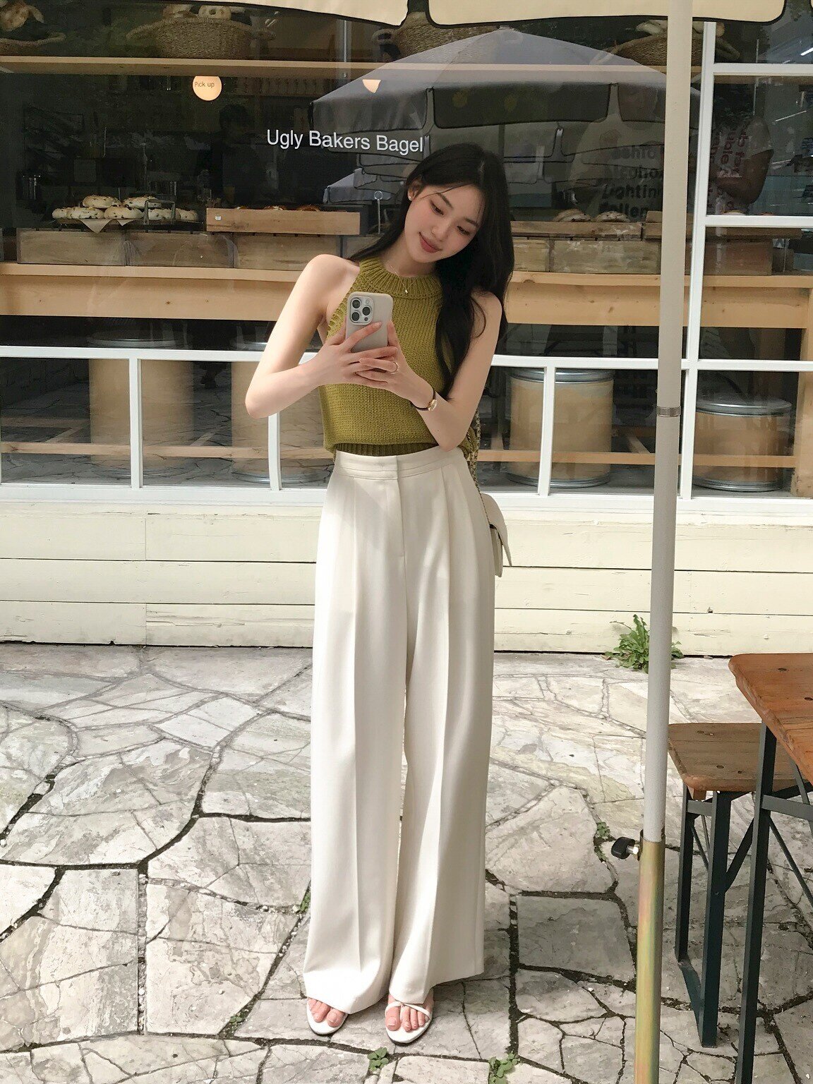 Quần ống rộng màu trung tính giúp che khuyết điểm hông đùi hiệu quả, tạo cảm giác thanh lịch và dễ phối đồ. Kiểu quần này phù hợp đi làm lẫn dạo phố.