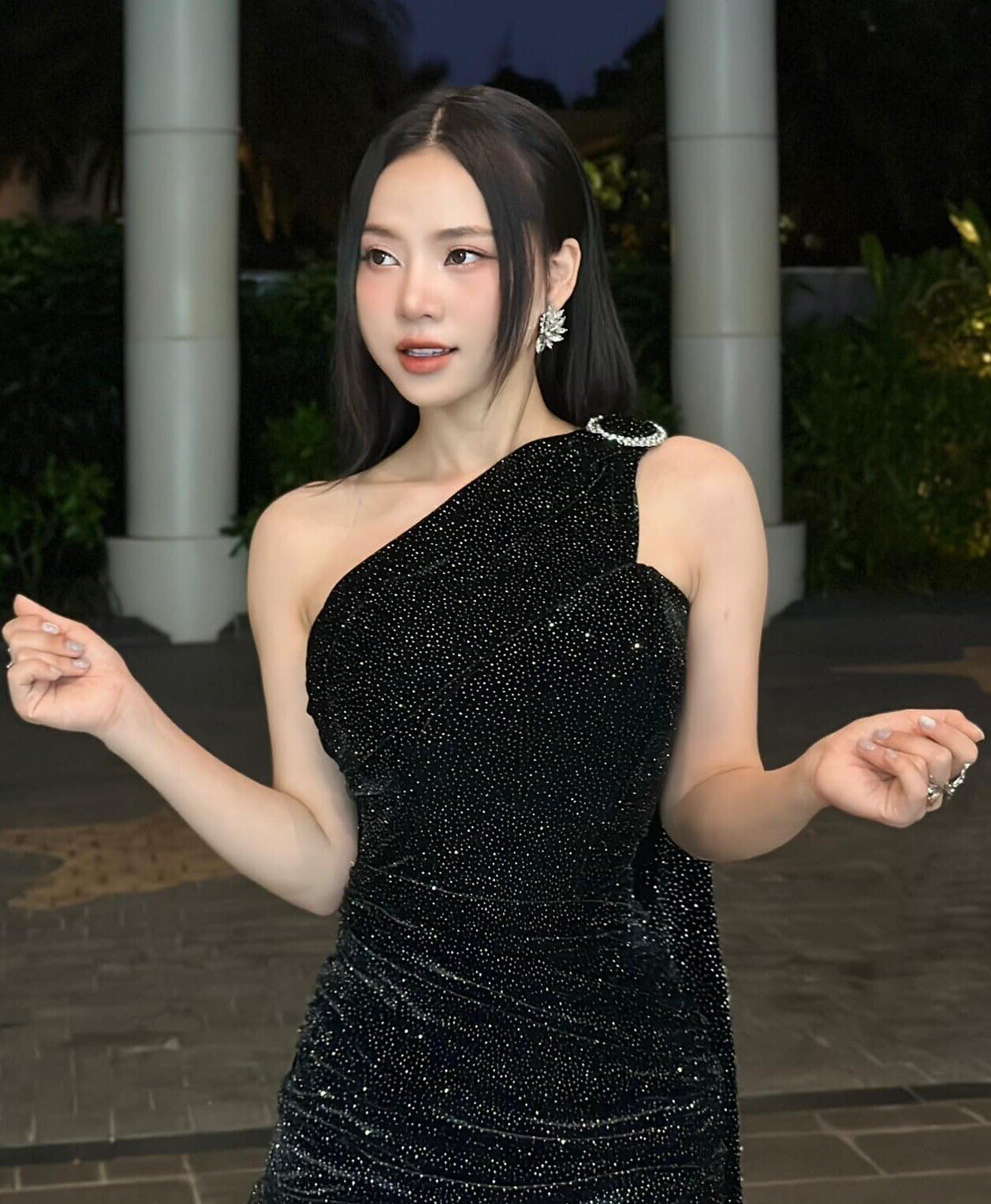 Ngô Lan Hương trung thành với phong cách táo bạo, ưa chuộng những thiết kế cắt xẻ táo tợn và tôn triệt để đường cong phồn thực. Từ váy quây ôm sát, áo hai dây mảnh đến crop-top khoe eo con kiến, cô luôn biết cách khiến bản thân trở thành tâm điểm. Gu thời trang của Lan Hương mang đậm hơi thở gợi cảm hiện đại, vừa sexy vừa đầy tự tin.
