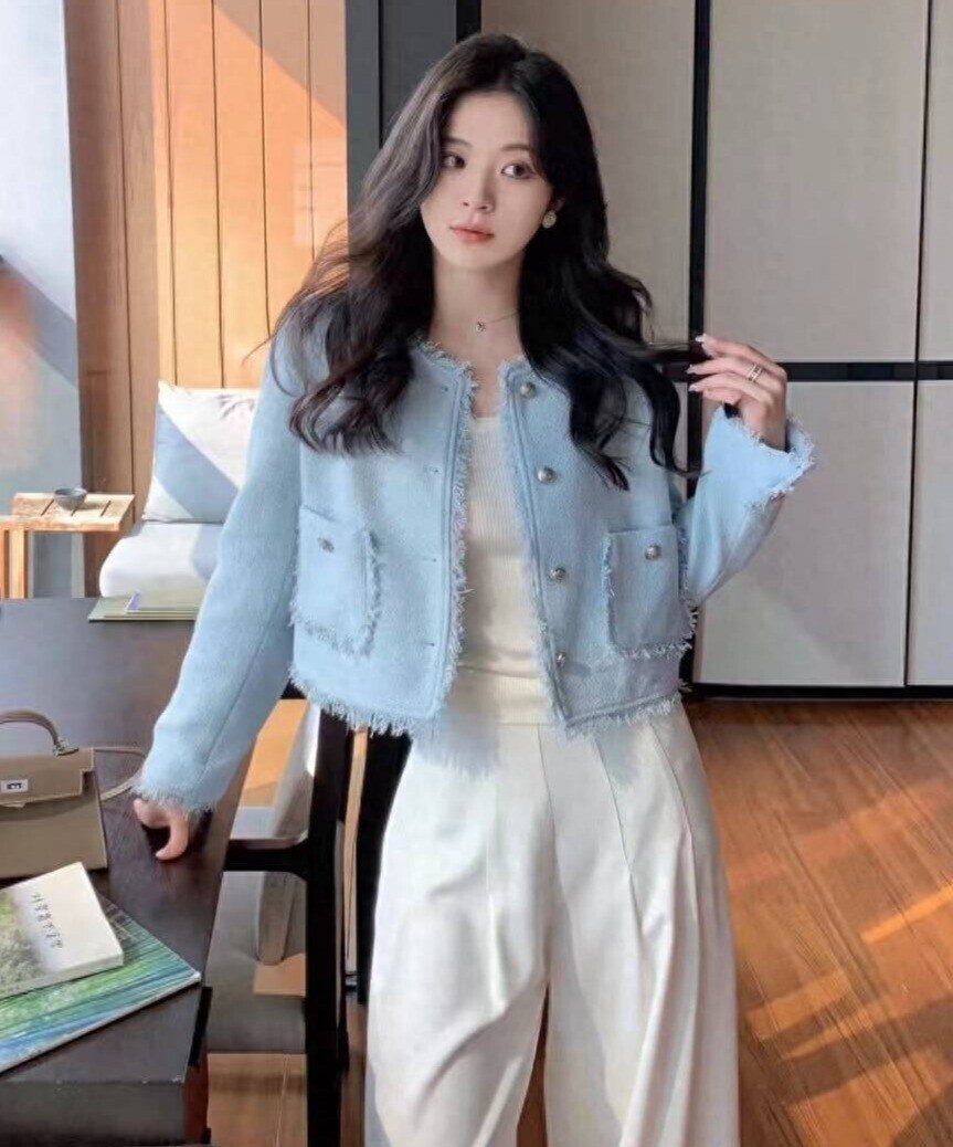 Áo khoác tweed được hội chị em yêu thích vì mang nét cổ điển xen hiện đại, vừa ấm vừa sang. Chất liệu dày dặn, giữ phom tốt giúp outfit trông đắt giá hơn hẳn. Chỉ cần khoác lên, ai cũng thấy mình như hóa thành quý cô Pháp giữa trời đông.