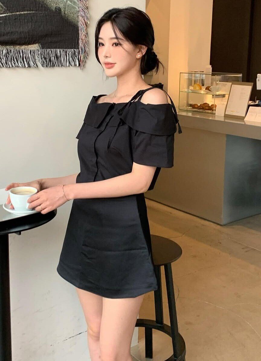 Không cầu kỳ, tóc buộc thấp vẫn luôn toát lên vẻ quý phái và nhẹ nhàng. Chỉ cần buộc lỏng tay, thả vài lọn tóc hai bên để tạo độ mềm mại là nàng đã có ngay vẻ thanh lịch, tinh tế. Kiểu tóc này cực hợp với váy satin, váy cổ vuông hoặc váy dáng công chúa.