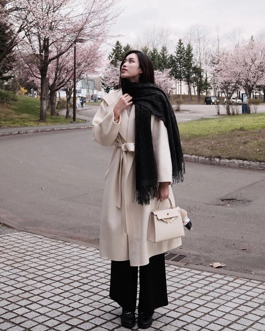 Áo khoác dáng dài giúp tổng thể trang phục trông sang và có chiều sâu hơn. Mỹ nhân Việt thường chọn phom đứng, chất liệu dày vừa để giữ form đẹp. Kiểu áo này còn giúp hack dáng, che khuyết điểm tốt và phù hợp nhiều hoàn cảnh khác nhau.