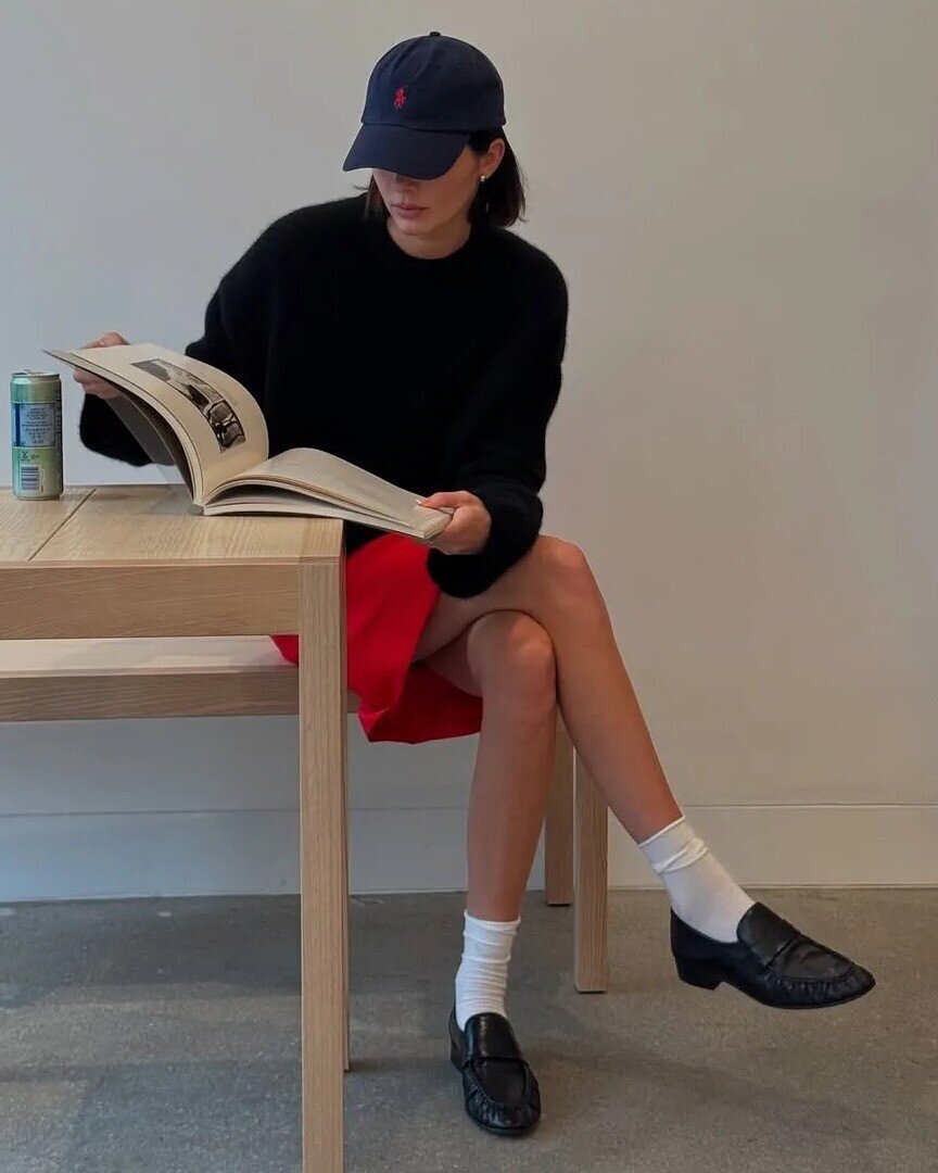 Giày loafer là lựa chọn lý tưởng cho phụ nữ U40 nhờ vẻ ngoài chỉn chu nhưng không quá cứng nhắc. Khi phối cùng quần âu, blazer hay chân váy dài, loafer giúp outfit trông hiện đại, gọn gàng và mang tính ứng dụng cao trong nhiều hoàn cảnh.