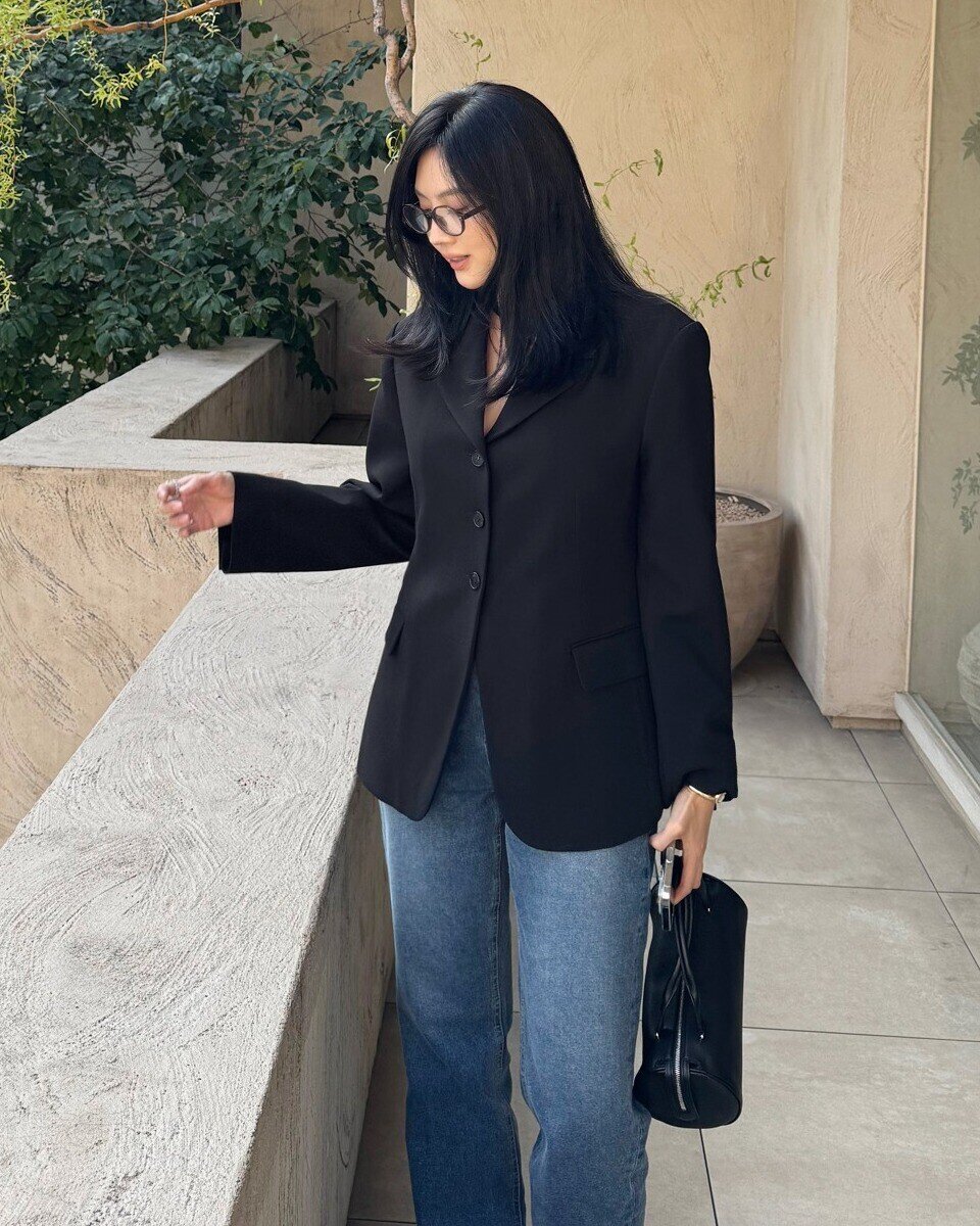 Blazer giúp quần jeans thêm thanh lịch và hiện đại. Chọn dáng hơi oversize, vai đứng để outfit sang trọng hơn. Phối cùng giày mũi nhọn hoặc loafer là đẹp.