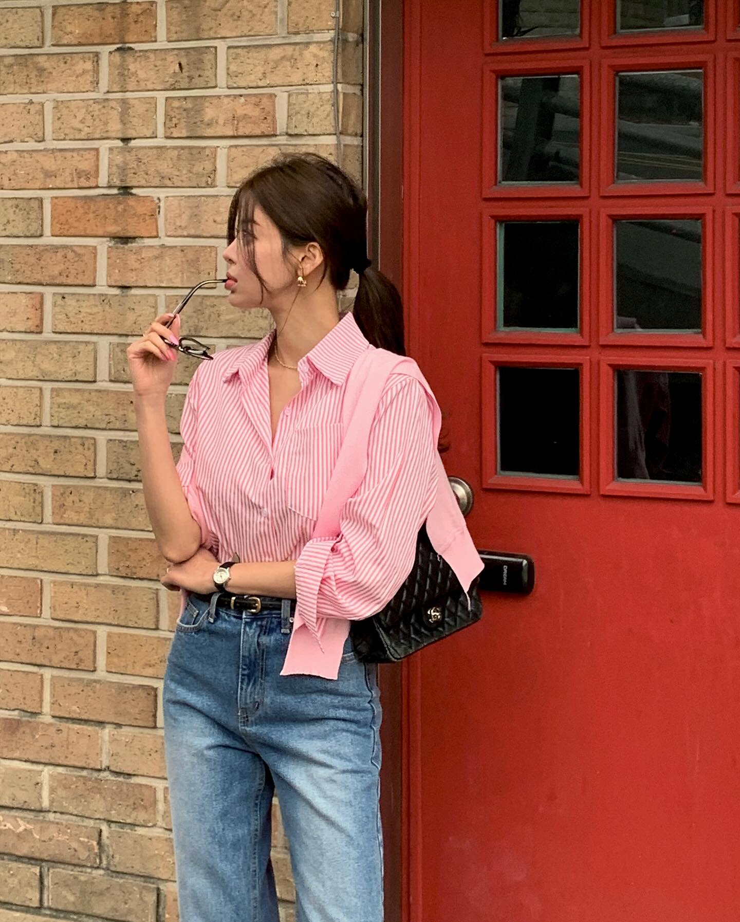 Sơ mi kẻ sọc là biểu tượng của sự thanh lịch vượt thời gian. Họa tiết sọc dọc giúp tôn dáng, “hack” chiều cao và tạo hiệu ứng thon gọn. Dù diện cùng quần âu, chân váy hay jeans, item này luôn giúp phái đẹp trông hiện đại, tinh tế và cực cuốn hút.