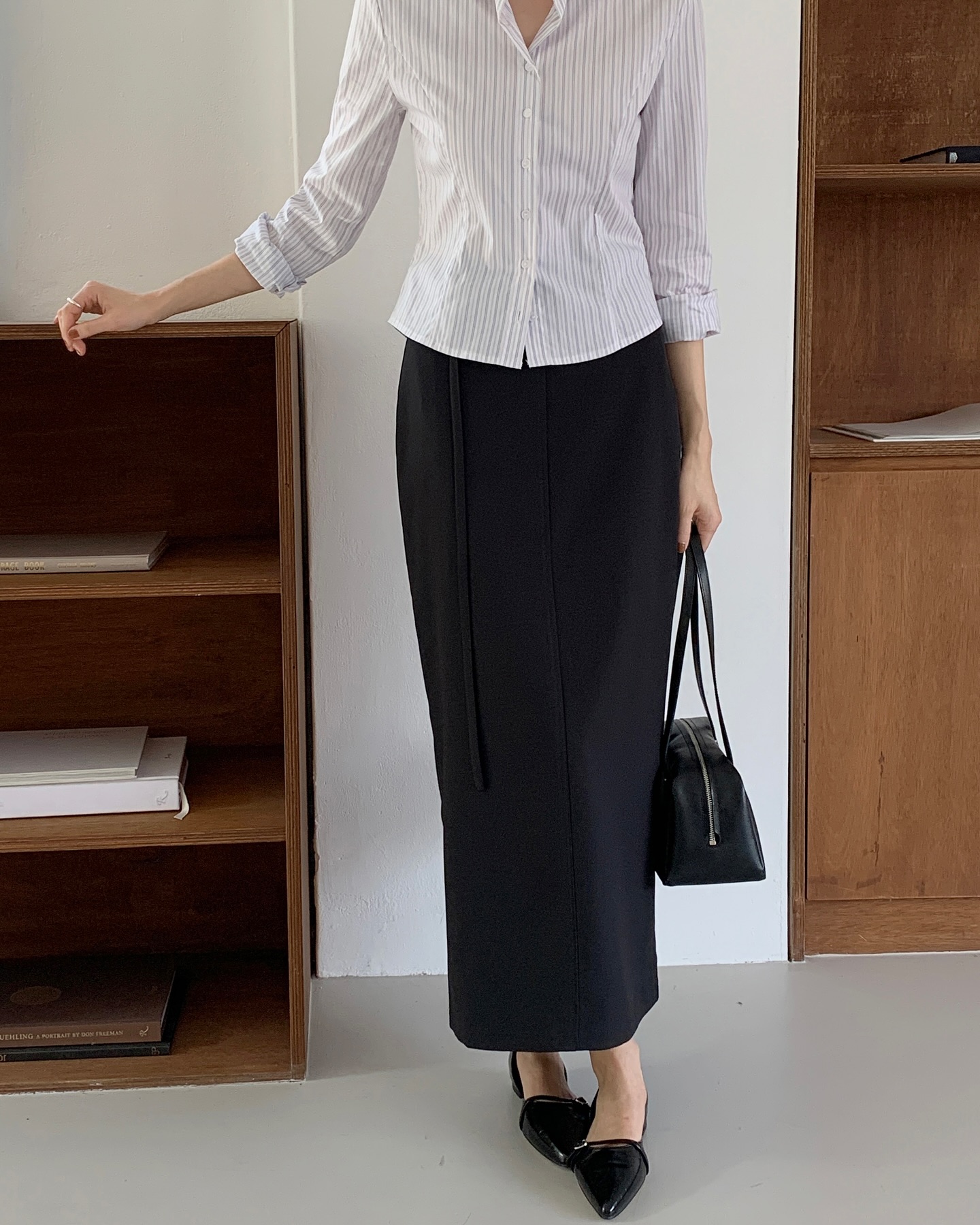 Sơ mi kẻ sọc là item “quốc dân” giúp nàng công sở vừa năng động vừa thanh lịch. Phối cùng chân váy suông hoặc quần culottes, thêm giày bệt hoặc cao gót thấp là tổng thể trở nên chỉn chu, nền nã mà vẫn đủ cá tính để tạo ấn tượng nơi làm việc.