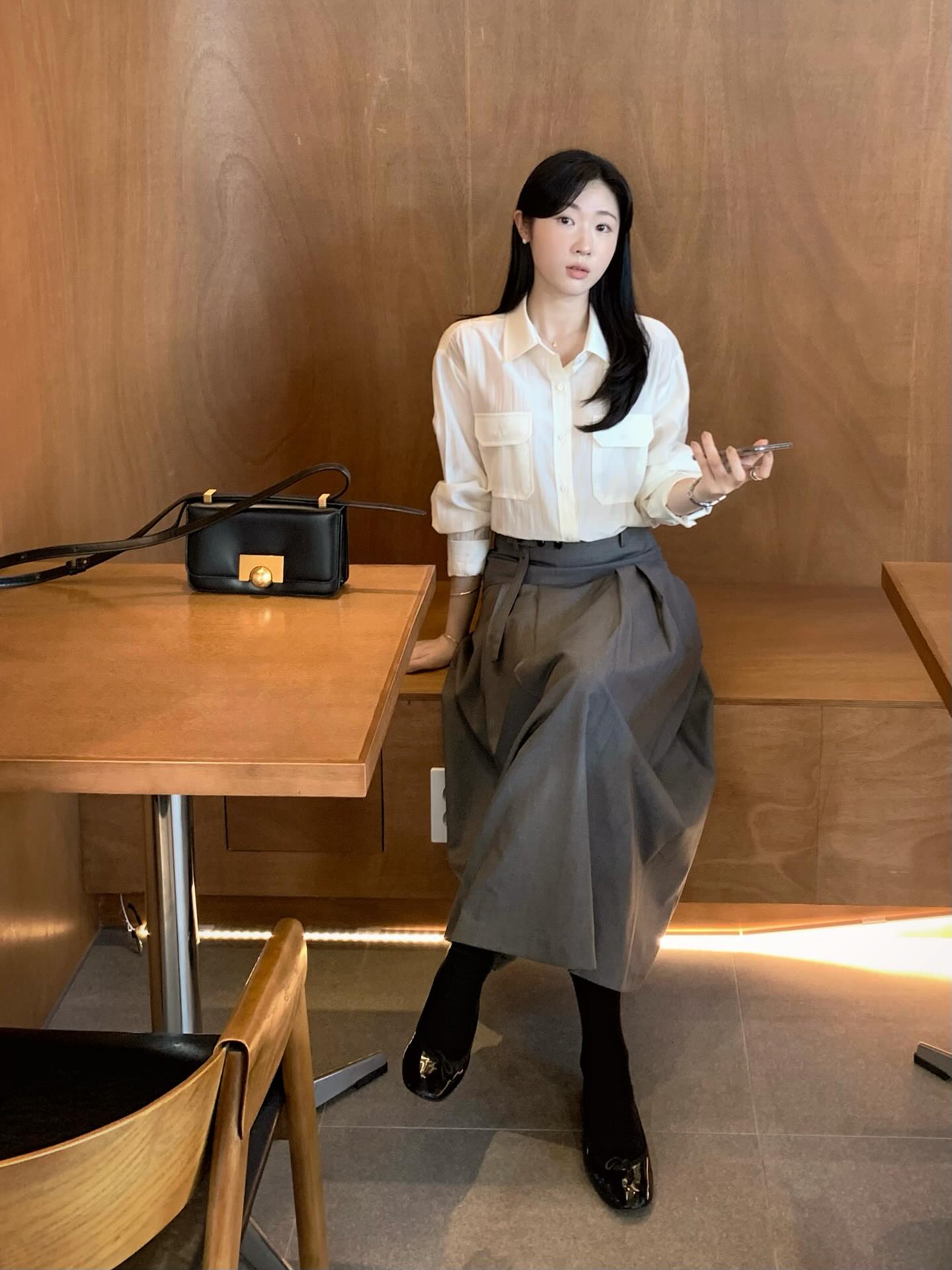 3 kiểu áo không dành cho nàng công sở sau 35 tuổi: Muốn sang đẹp, thanh lịch phải bỏ ngay - 1