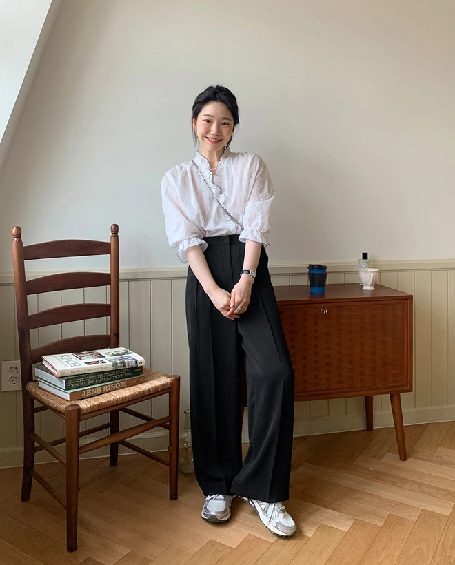 Cất hết sơ mi trắng đi, kiểu áo này mới thực sự là amp;#34;ngôi saoamp;#34; của dân công sở năm nay - 1