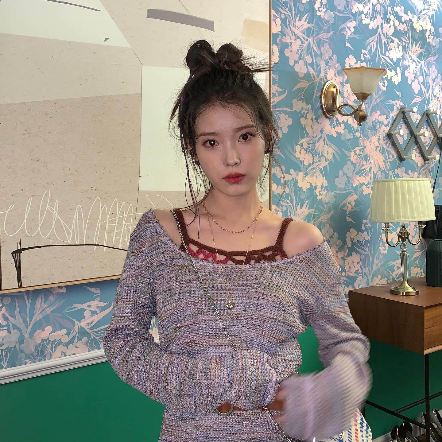 Với tóc búi cao, IU trông như nàng thơ vừa bước ra từ bức tranh mùa xuân. Kiểu tóc này giúp khoe trọn gương mặt nhỏ xinh, cổ cao thanh mảnh và ánh nhìn trong veo đặc trưng khiến dân tình không thể rời mắt.