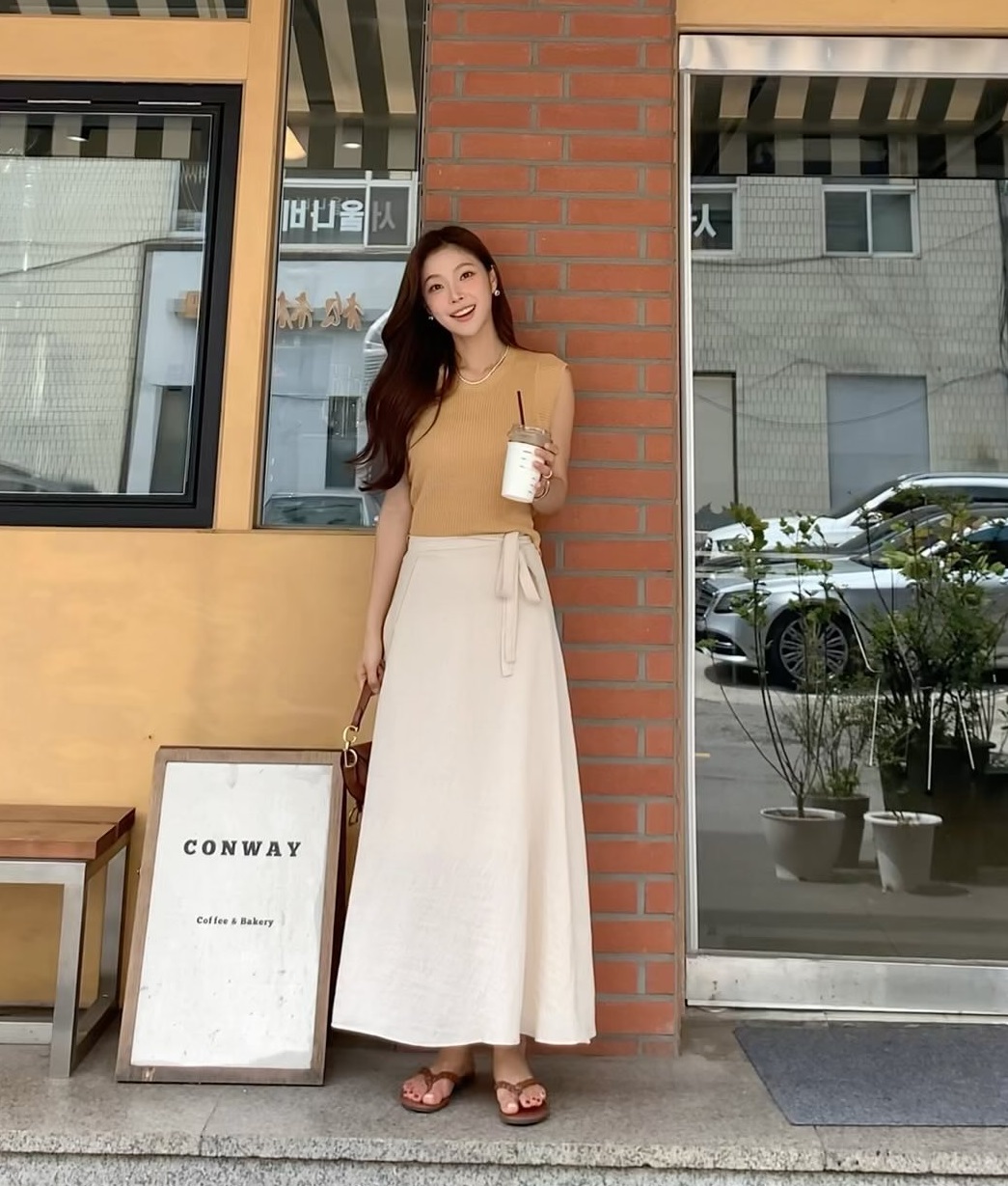 Mặc chân váy xuyên tuần, tôi nhận ra 4 dáng amp;#34;hack chânamp;#34; thần kỳ, chị em công sở nào cũng nên có - 1