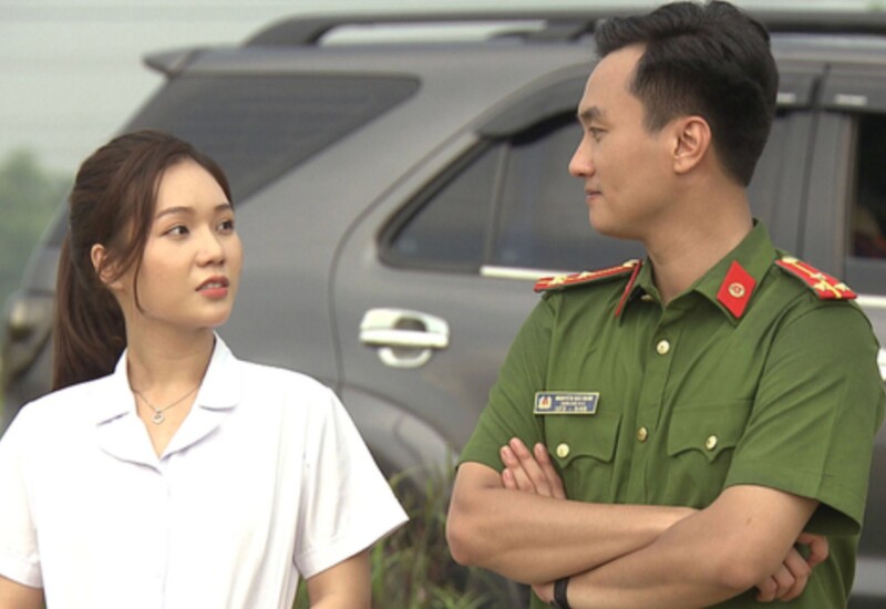 Năm 2021, bộ phim Phố Trong Làng thu hút sự chú ý từ khán giả bởi kịch bản gần gũi cùng khả năng diễn xuất tự nhiên của dàn diễn viên đình đám.