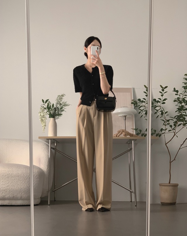 Màu quần trẻ hơn quần đen, sang hơn quần trắng, phối với 4 kiểu áo này là chuẩn amp;#34;tinh hoa hội tụamp;#34; - 1