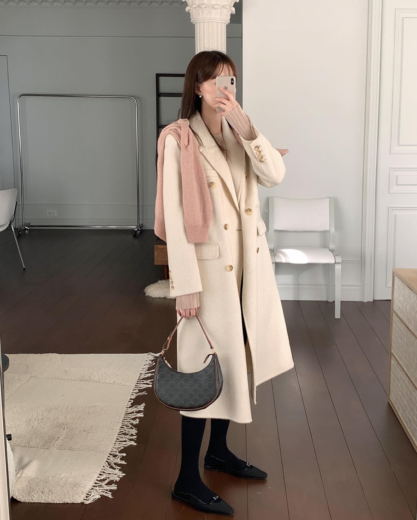 Thời tiết lạnh ai cũng mê diện đồ màu trắng, có đủ 5 món này là đảm bảo xinh nguyên mùa - 1