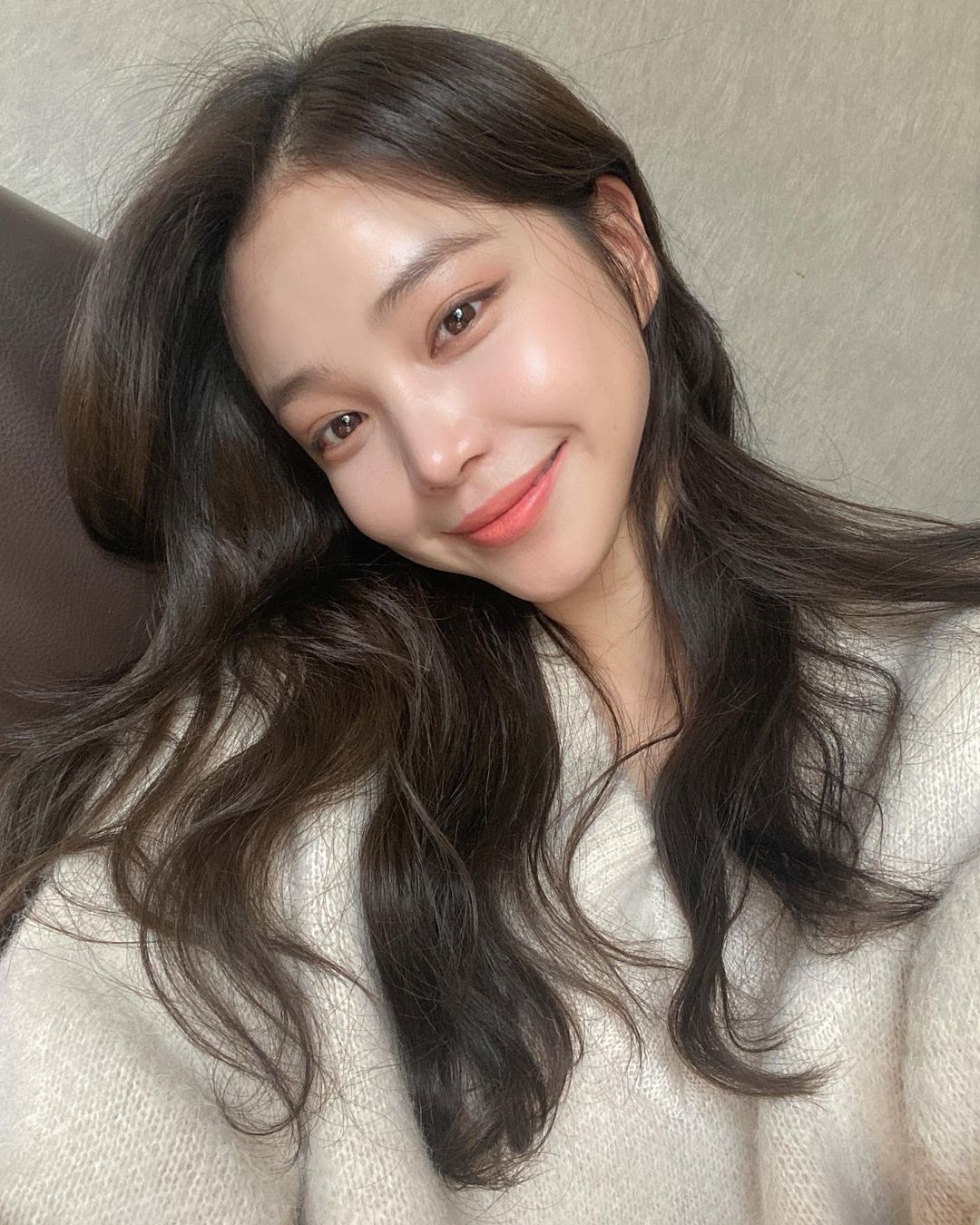 Nàng bánh bèo thích mặc váy vóc điệu đà, chăm amp;#34;kết thânamp;#34; với 5 kiểu tóc này: Vừa xinh xắn lại amp;#34;chanh sảamp;#34; như con nhà giàu - 1