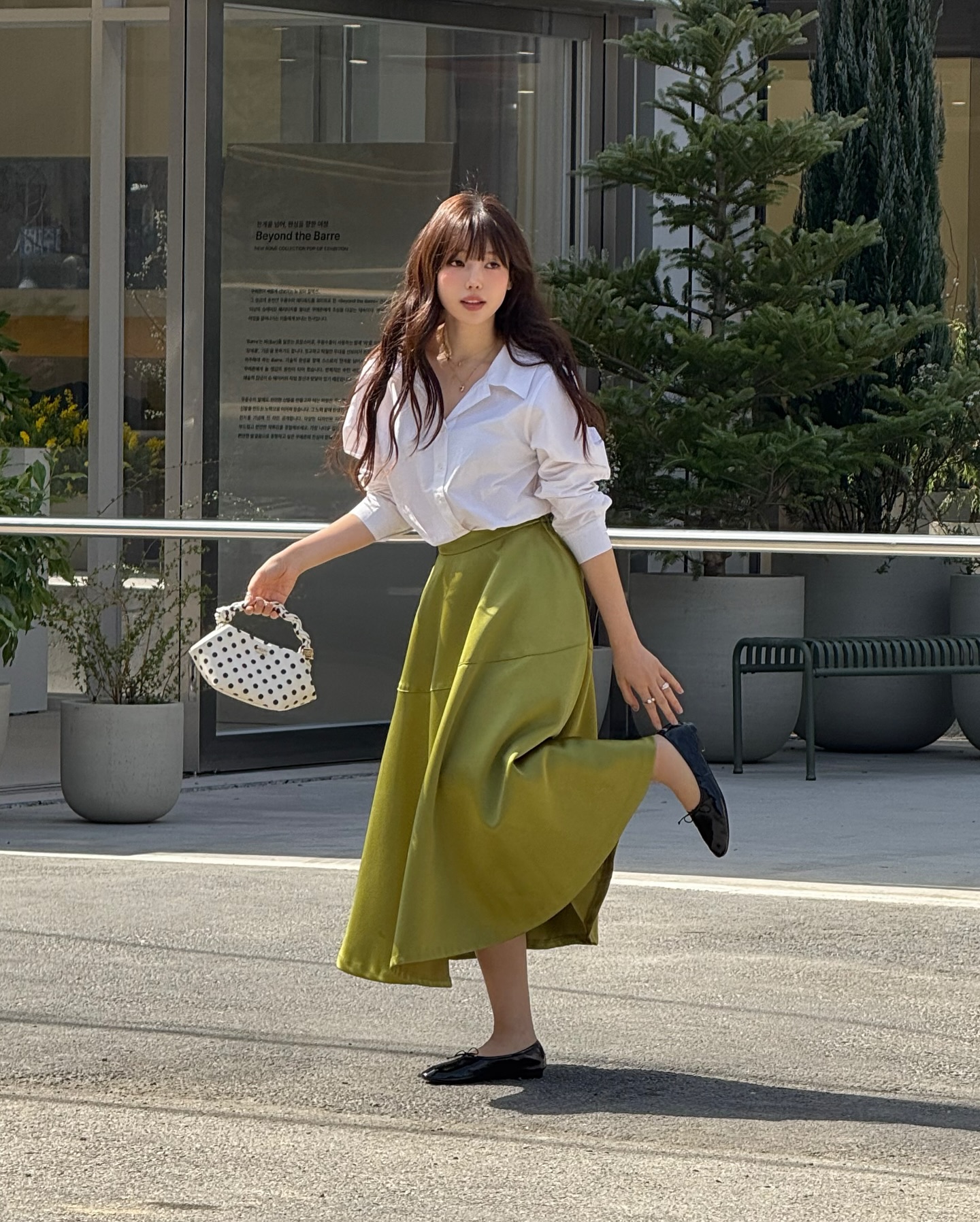 Chị em sau 35 tuổi nhất định phải có 5 đôi giày này trong tủ đồ, diện mùa nào cũng hợp mà nhìn trẻ hơn tuổi - 1