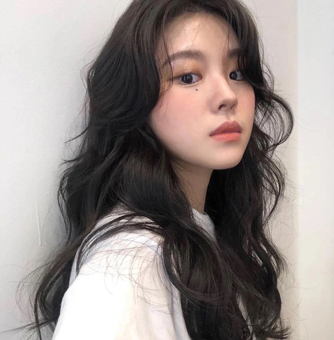 Tóc xoăn sóng lơi mang vẻ đẹp tự nhiên, mềm mại, dễ hợp mọi phong cách từ công sở đến dạo phố. Những lọn sóng nhẹ nhàng tạo cảm giác tóc dày, phồng và bồng bềnh hơn. Kiểu tóc này cực dễ giữ nếp, chỉ cần sấy phồng nhẹ là đẹp cả ngày.