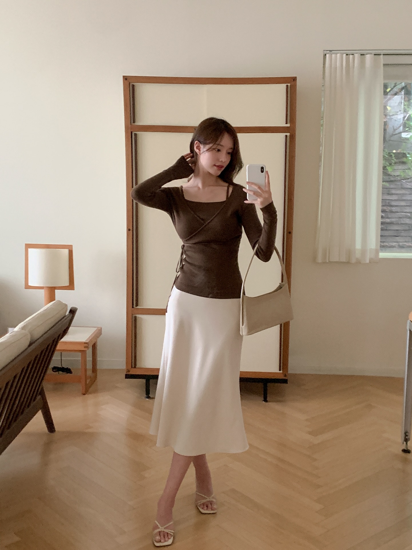 Áo dài tay mùa lạnh mặc đi làm vẫn xinh? Bỏ túi ngay 4 cách phối vừa trẻ trung lại sang xịn hết cỡ - 1