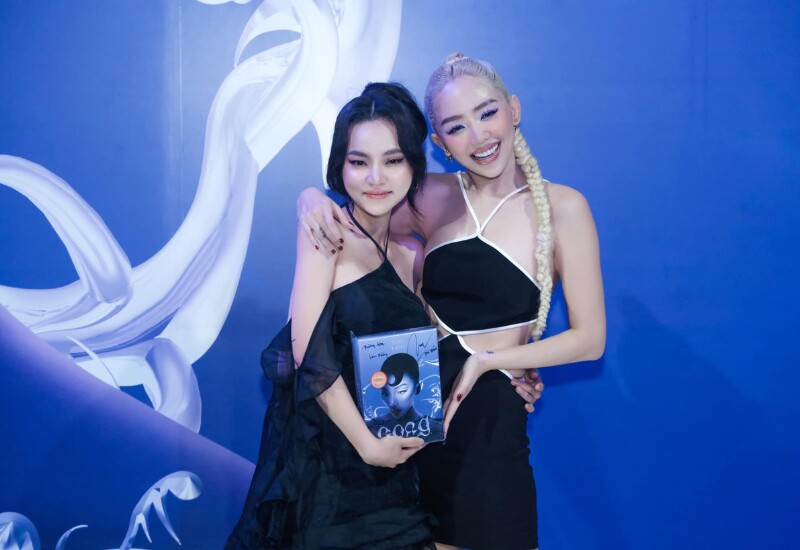 Tại The Voice 2017, hình ảnh cô gái 18 tuổi xinh xắn, nhỏ nhắn trình bày ca khúc Biệt Ly từng gây sốt cõi mạng, thậm chí còn được cả Tóc Tiên và Đông Nhi ra sức tranh giành. Tại đây, cô chọn về đội của ca sĩ Tóc Tiên và từng bước khẳng định tài năng của bản thân.