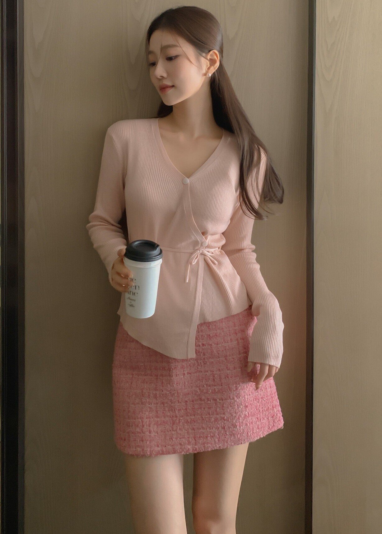 Chân váy ngắn mặc sao cho đẹp? 4 công thức phối đồ giúp hội chị em luôn sành điệu, amp;#34;hack tuổiamp;#34; cực đỉnh - 1