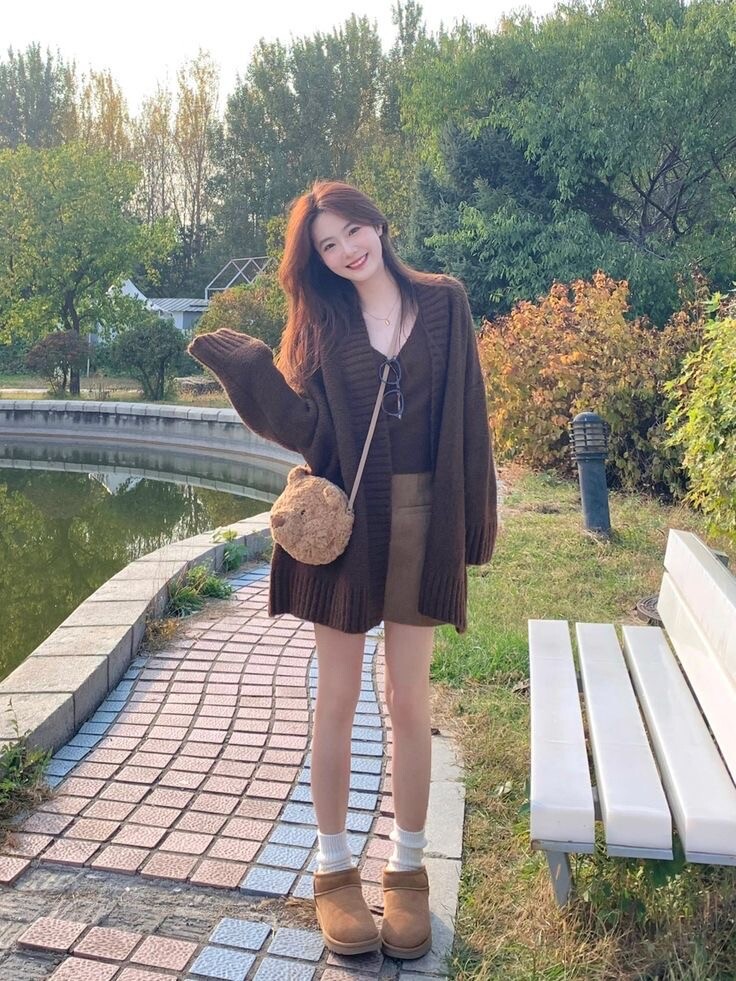 Áo cardigan giúp set đồ công sở trở nên mềm mại, tinh tế hơn. Gam sáng và chất len mịn tạo cảm giác ấm áp mà không nặng nề. Chỉ cần khoác ngoài áo sơ mi hay chân váy suông, bạn đã có outfit dịu dàng mà vẫn rất chỉn chu.