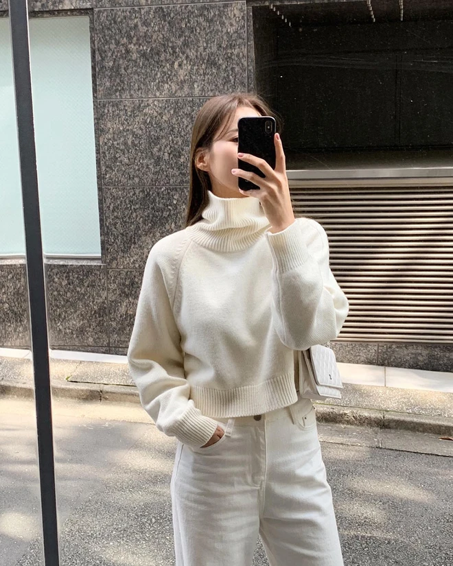 Mùa lạnh đón đầu xu hướng diện quần trắng nhờ 4 công thức này, hội chị em vừa mặc ấm lại trẻ trung hơn tuổi  - 10
