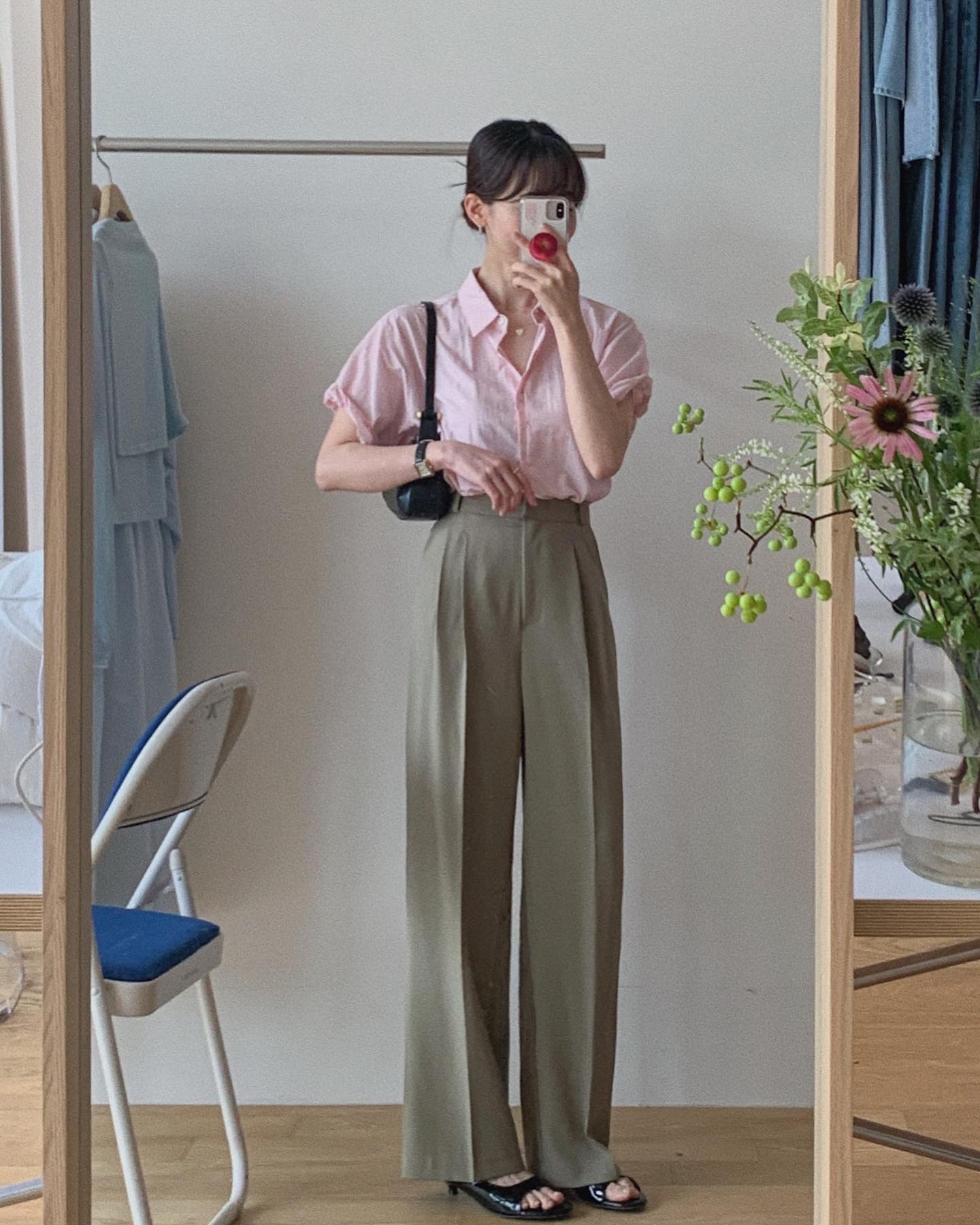 Màu quần trẻ hơn quần đen, sang hơn quần trắng, phối với 4 kiểu áo này là chuẩn amp;#34;tinh hoa hội tụamp;#34; - 10