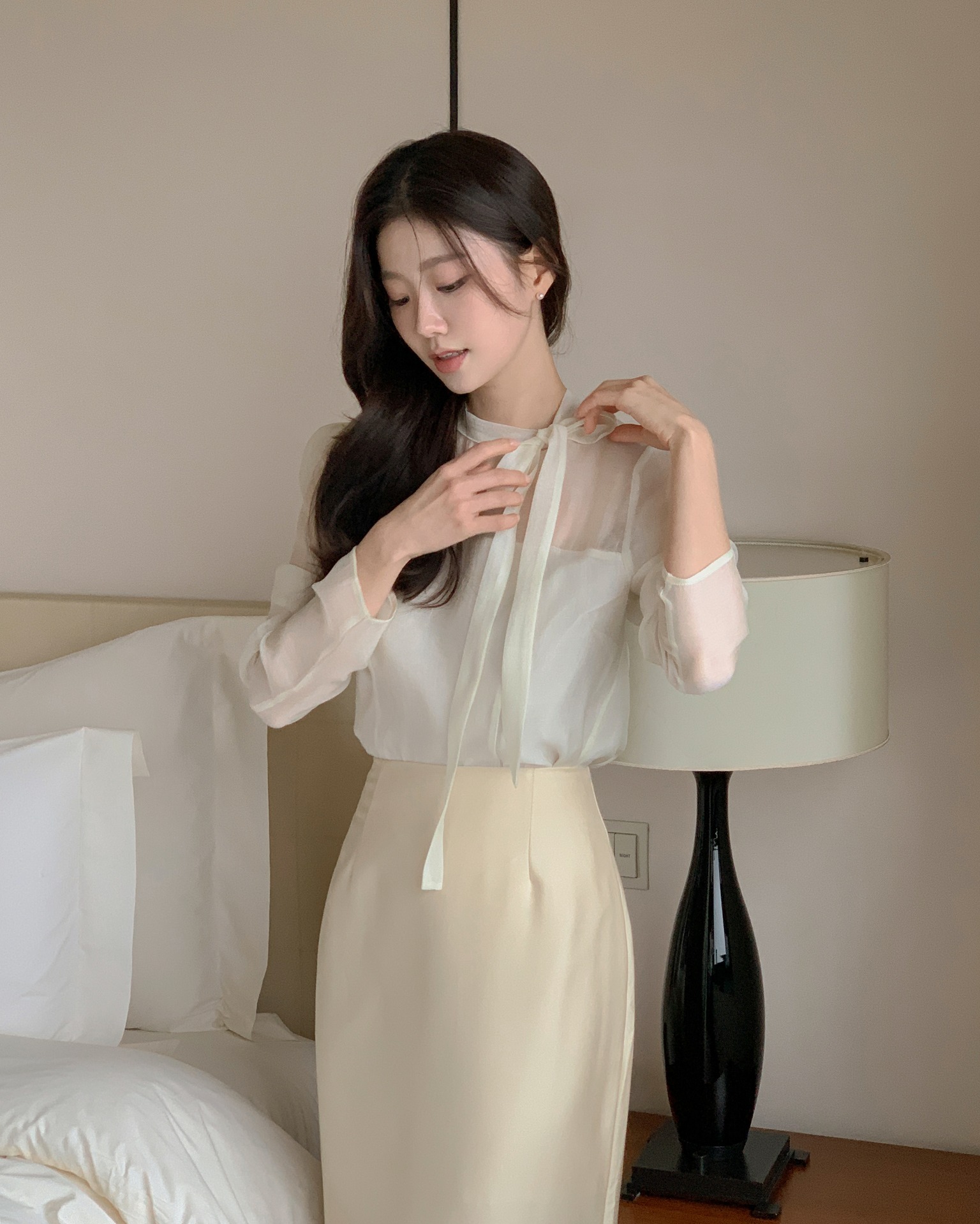 3 kiểu áo không dành cho nàng công sở sau 35 tuổi: Muốn sang đẹp, thanh lịch phải bỏ ngay - 11