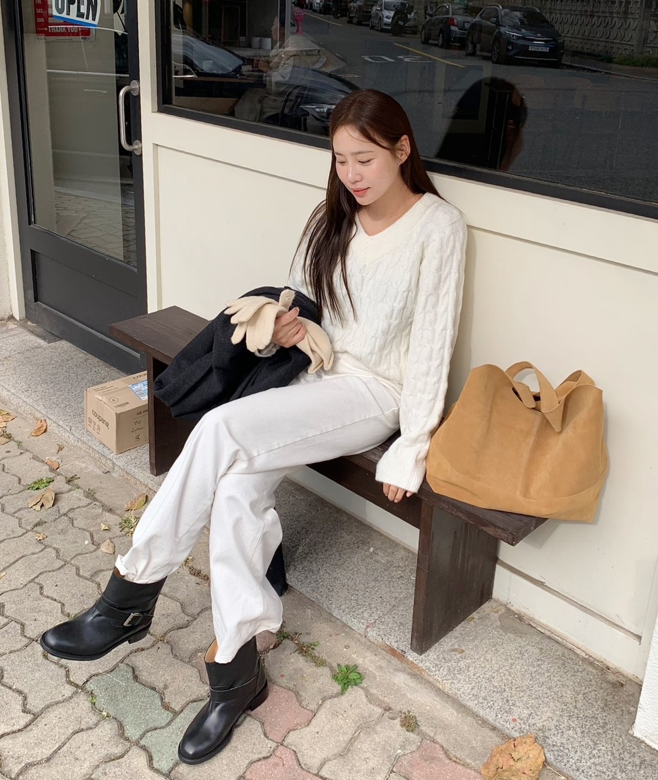 Mùa lạnh đón đầu xu hướng diện quần trắng nhờ 4 công thức này, hội chị em vừa mặc ấm lại trẻ trung hơn tuổi  - 11