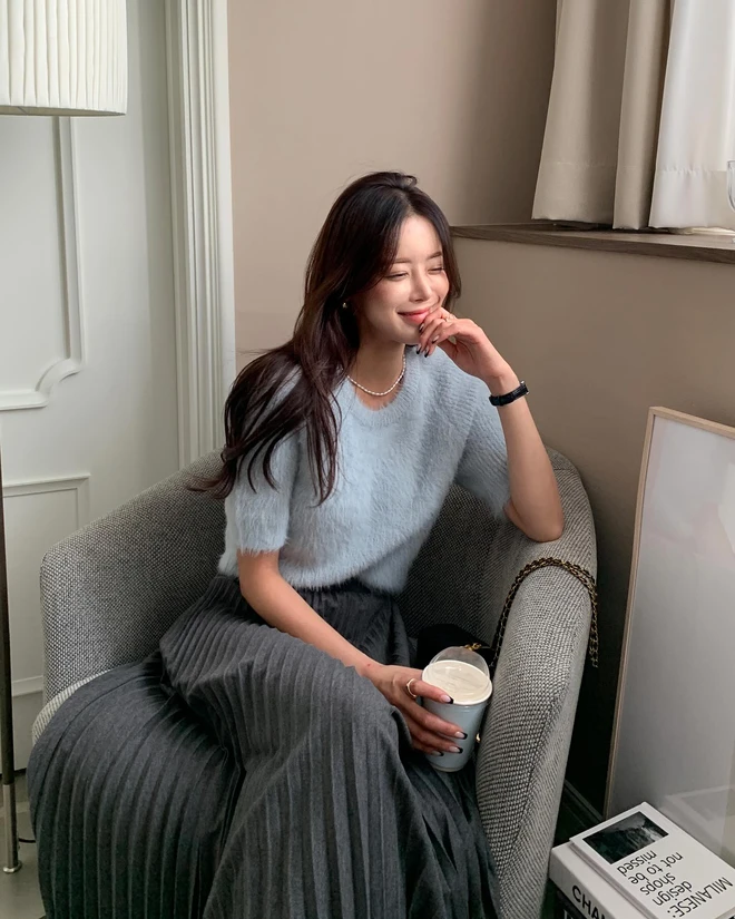 Áo len ôm phối chân váy dài là combo “must-try” cho nàng thích sự nhẹ nhàng. Chọn váy xếp ly hoặc lụa mềm, thêm trench coat hoặc áo dạ dài là đủ chuẩn quý cô Paris. Sự kết hợp tinh tế này vừa tôn dáng, vừa giữ ấm mà vẫn cực sang.