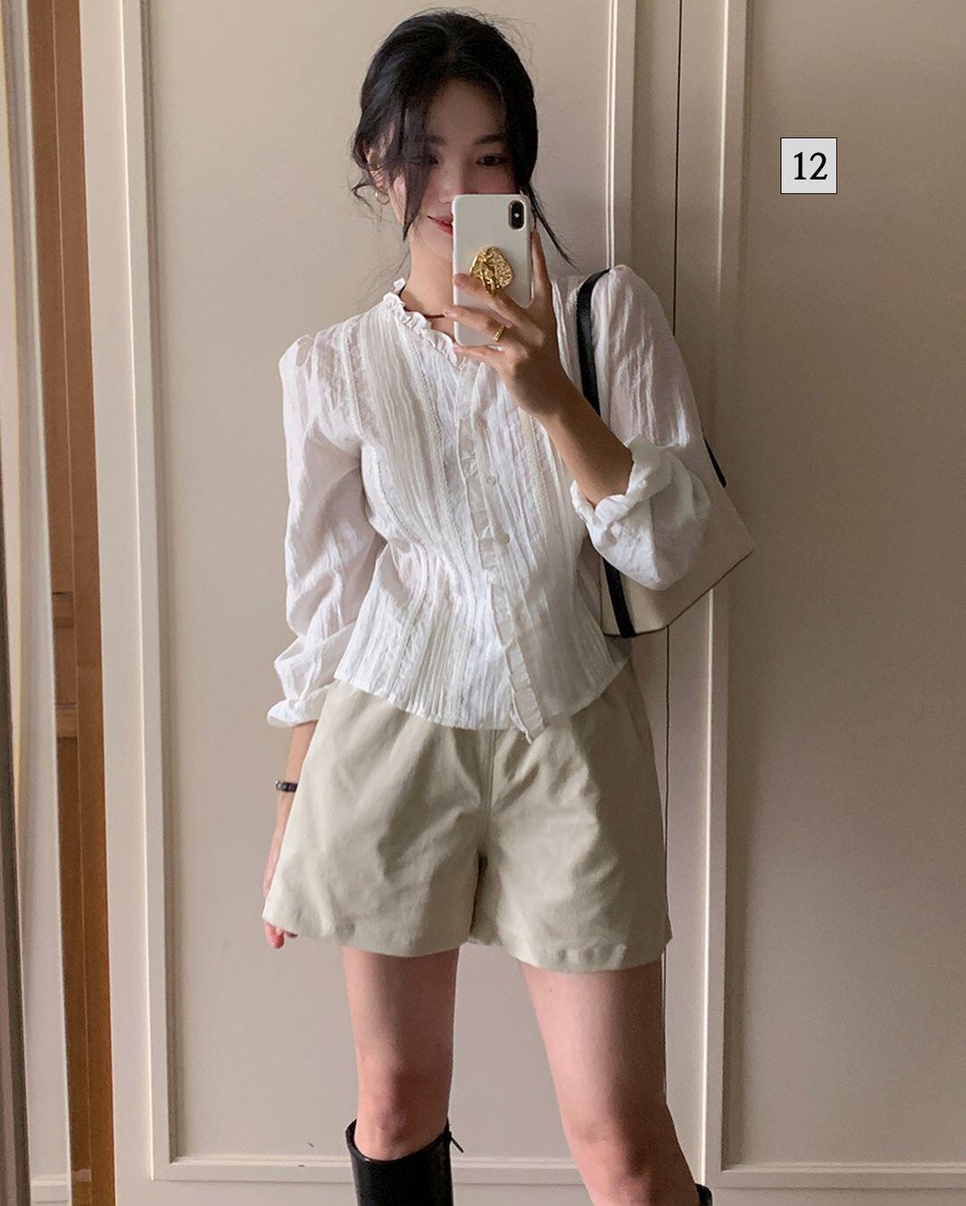 Ren mỏng, áo xuyên thấu hay quá ôm dễ phản cảm và làm lộ khuyết điểm vóc dáng. Ở tuổi U35, nên chọn áo lụa, chiffon hoặc ren dày có lót trong, dáng vừa vặn. Chúng giúp tôn đường nét, giữ nét gợi cảm nhưng vẫn thanh lịch, đúng chuẩn quý cô công sở.