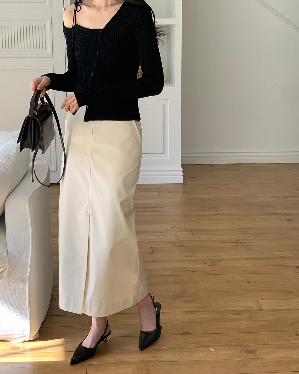 Váy xẻ tà tạo điểm nhấn nhẹ nhàng, giúp dáng thon gọn và di chuyển uyển chuyển hơn. Chọn kiểu xẻ nhỏ ở một bên, kết hợp với áo len hoặc sơ mi sẽ vừa thanh lịch vừa gợi cảm vừa đủ. Đây là item giúp outfit công sở đỡ nhàm hẳn.