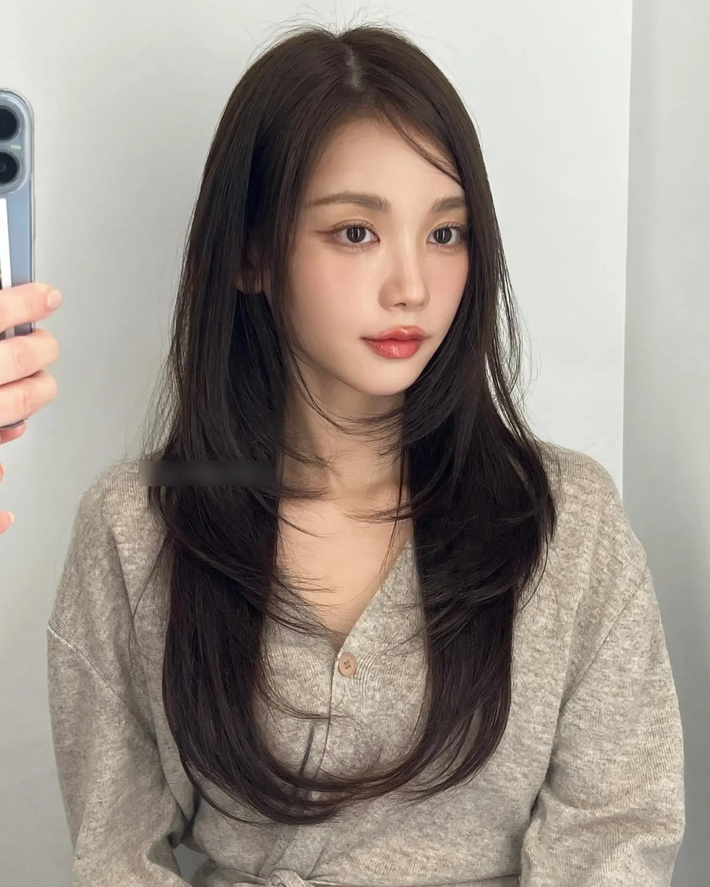 Phần mái được uốn cong nhẹ hình chữ C ôm sát hai bên má, tạo hiệu ứng gương mặt nhỏ và mềm mại hơn. Đây là kiểu tóc đặc trưng của sao Hàn, giúp tôn đường cằm, che khuyết điểm má to và mang lại vẻ dịu dàng, thanh thoát cho mọi phong cách.