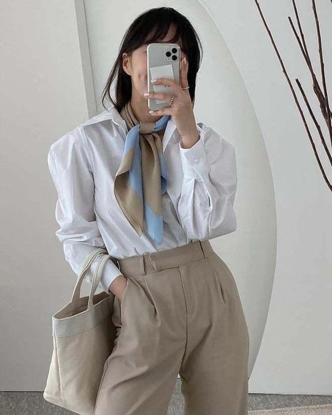 Sơ mi phối cùng quần trà sữa giúp “mềm hóa” sự nghiêm túc, tạo tổng thể thanh lịch nhưng vẫn tươi tắn. Dù là form cổ điển hay oversized, khi sơ vin cùng quần ống suông be sáng đều phù hợp để đi làm, đi chơi hay gặp gỡ nhẹ nhàng cuối tuần.