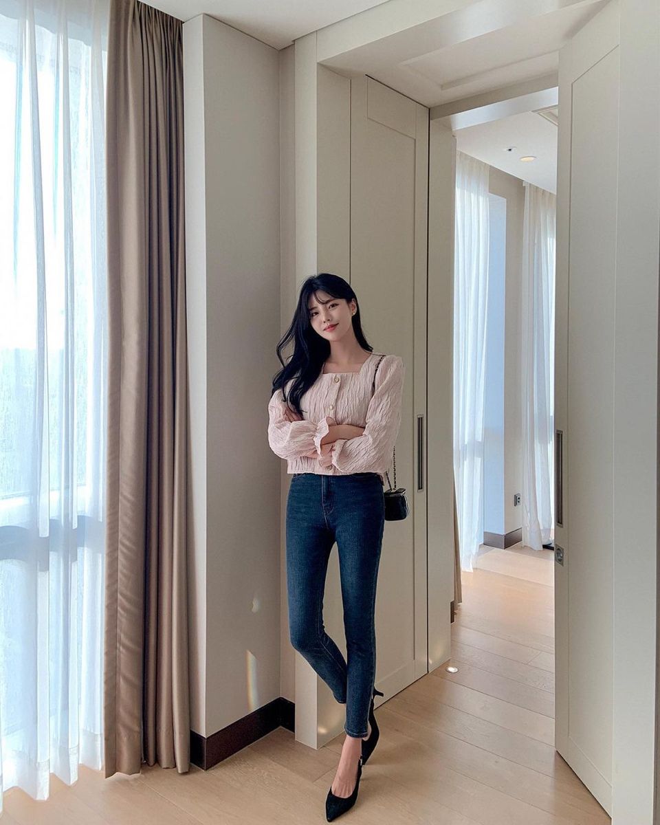 Giày cao gót mũi nhọn là biểu tượng của sự tự tin và quyến rũ. Dáng gót vừa phải giúp tôn chiều cao mà không gây đau chân. Chất liệu da trơn hay nhung mang lại vẻ sang trọng. Phối cùng quần suông, váy midi hay đồ công sở đều cực kỳ thời thượng.