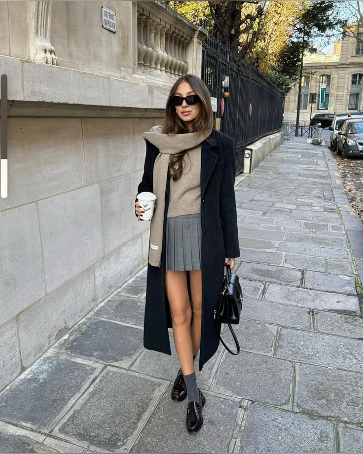 Áo khoác dạ là item kinh điển giúp phụ nữ trên 40 trông thanh lịch và gọn gàng. Dáng dài che khuyết điểm tốt, tạo hiệu ứng cao hơn. Gam màu camel, xám, đen hoặc navy luôn sang. Mix với váy len, quần jeans hay boots cao cổ đều ấm áp và thời thượng.