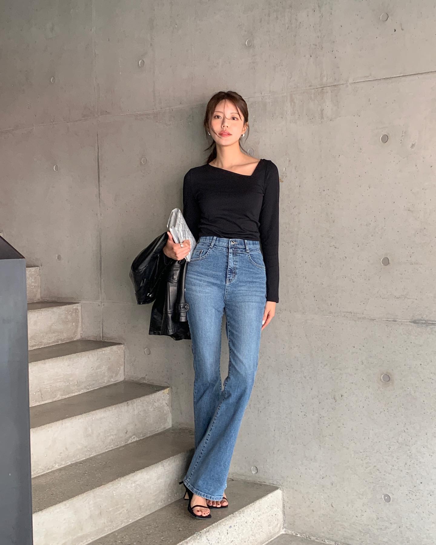 Quần jeans giúp áo dài tay trở nên năng động, hiện đại. Chọn jeans xanh đậm, phom gọn để tránh cảm giác xuề xoà. Phối thêm blazer mỏng hoặc giày loafer giúp outfit giữ được nét công sở.