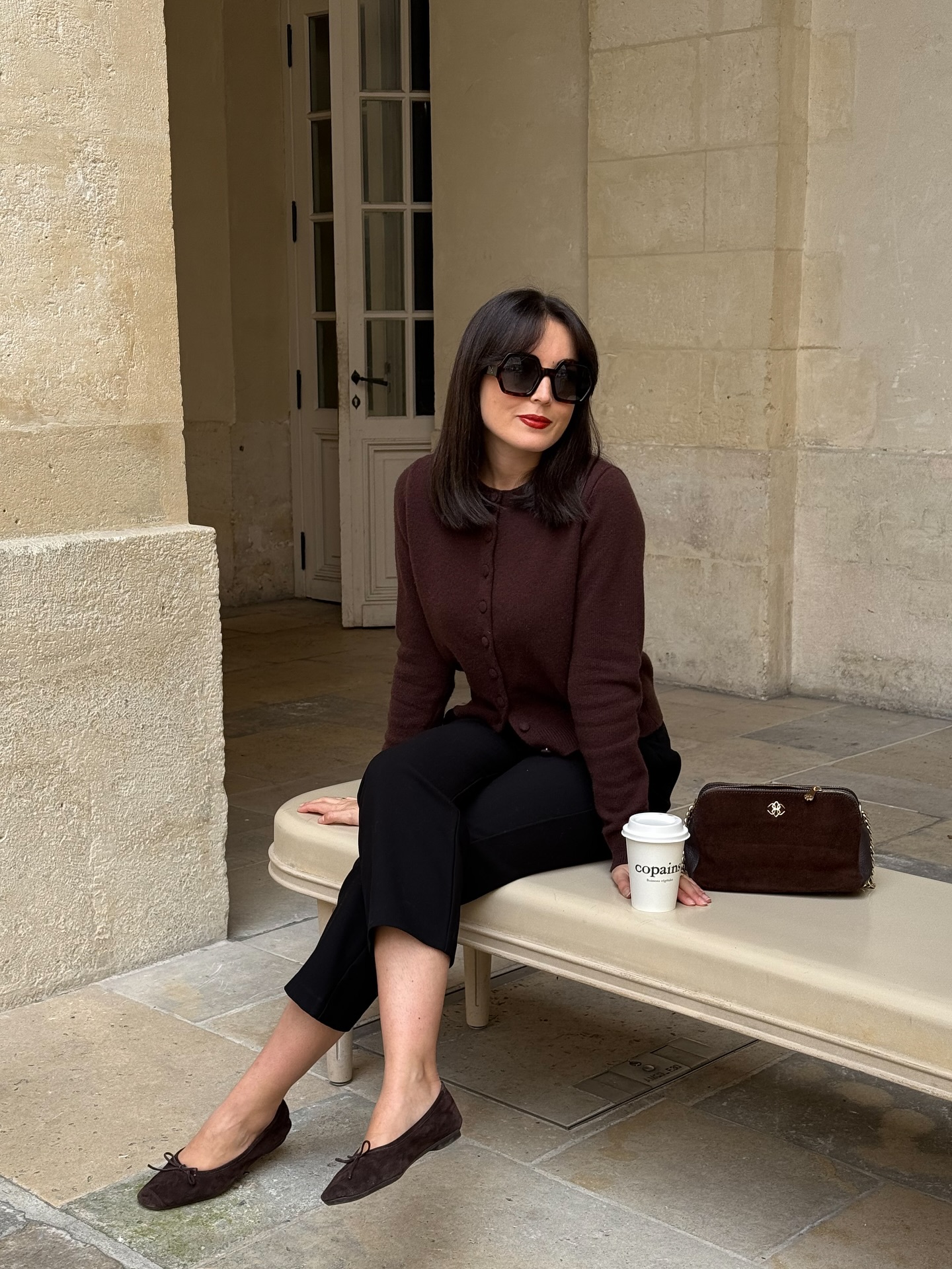 Áo len cardigan ghi điểm nhờ tính linh hoạt và nữ tính. Phụ nữ Pháp thường chọn cardigan phom gọn, màu trung tính, mặc khoác nhẹ hay cài khuy đều thanh lịch.