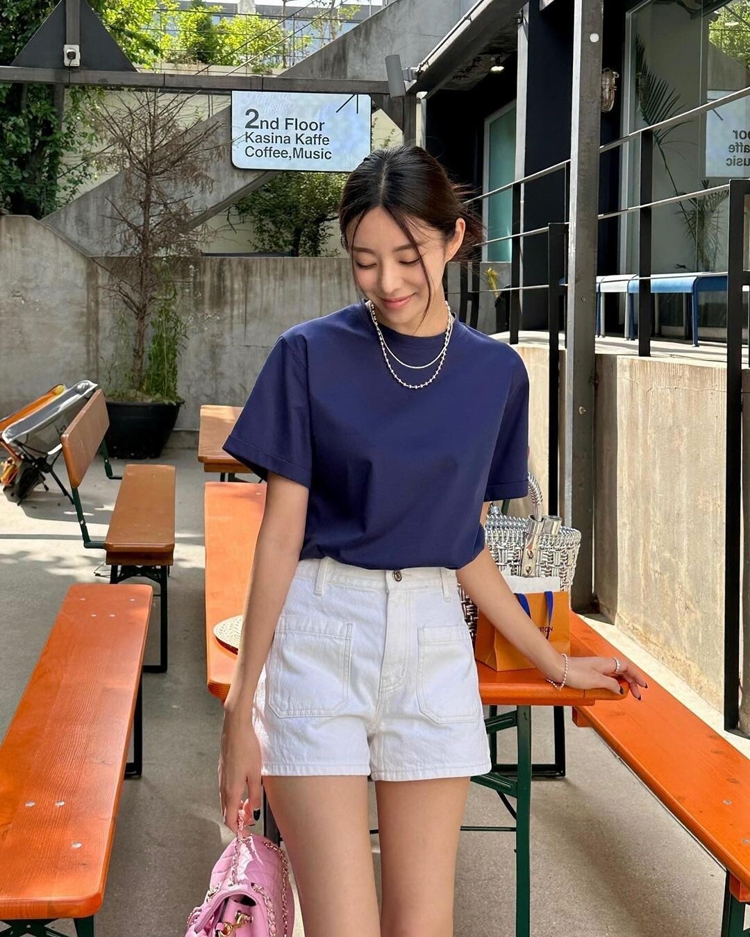 Quần short dáng đứng, cạp cao mang lại vẻ trẻ trung nhưng vẫn gọn gàng. Khi phối cùng áo chỉn chu, kiểu quần này giúp outfit linh hoạt và năng động hơn.