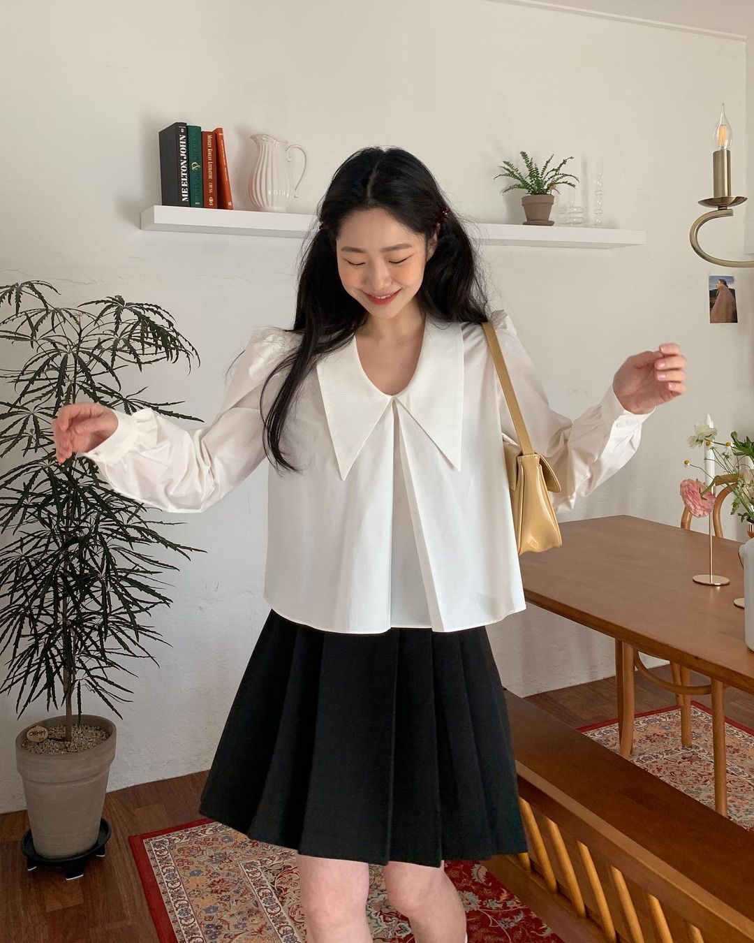 Áo blouse giúp chân váy ngắn trở nên thanh lịch và tinh tế hơn. Thiết kế mềm mại tạo điểm nhấn nữ tính, phù hợp cả đi làm lẫn những buổi gặp gỡ nhẹ nhàng.