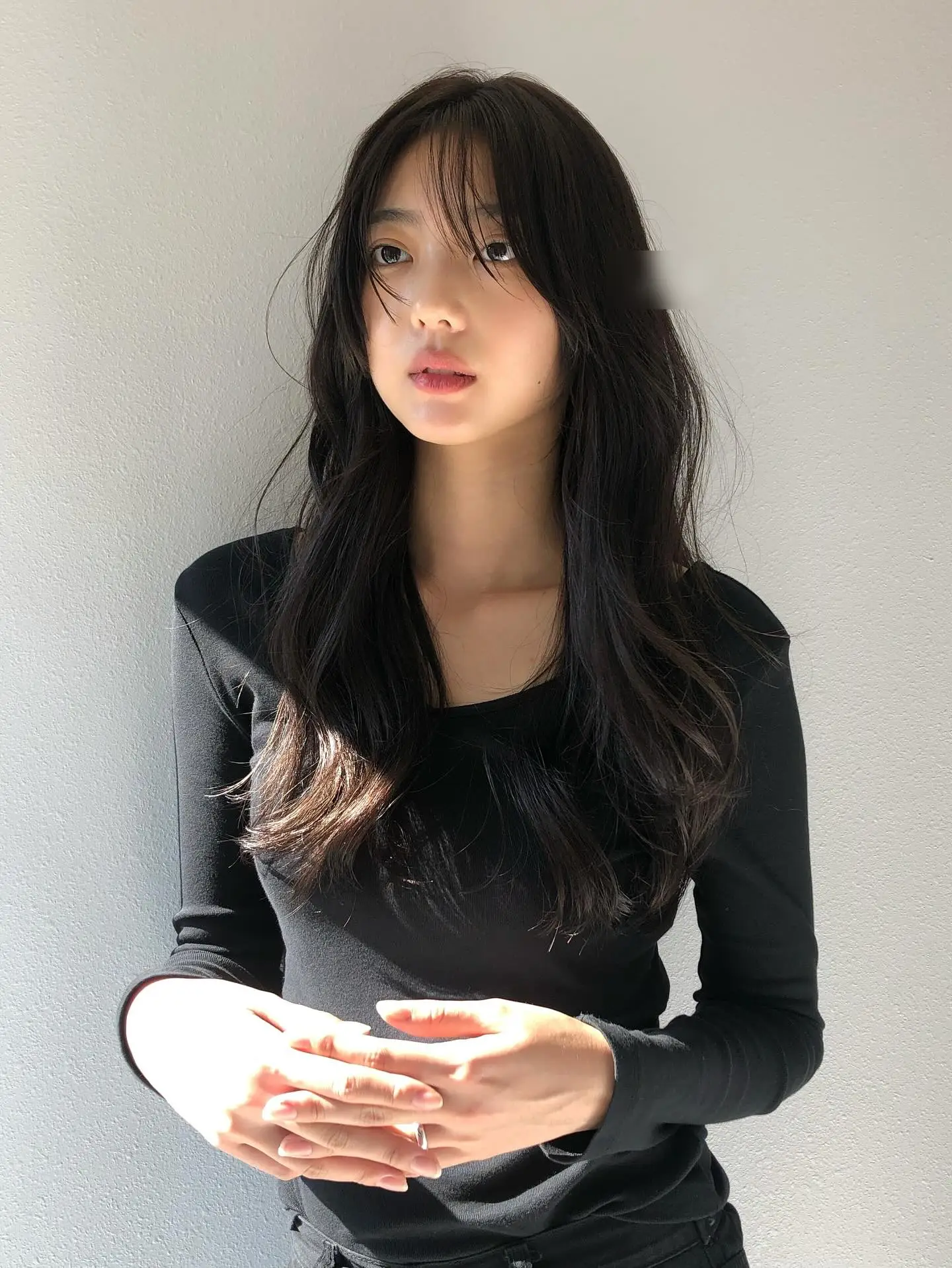 Tóc xoăn sóng mềm mại nhưng nếp rất nhanh duỗi. Nếu không dùng sản phẩm giữ sóng, tóc dễ xẹp, rối và mất độ bồng bềnh sau thời gian ngắn.