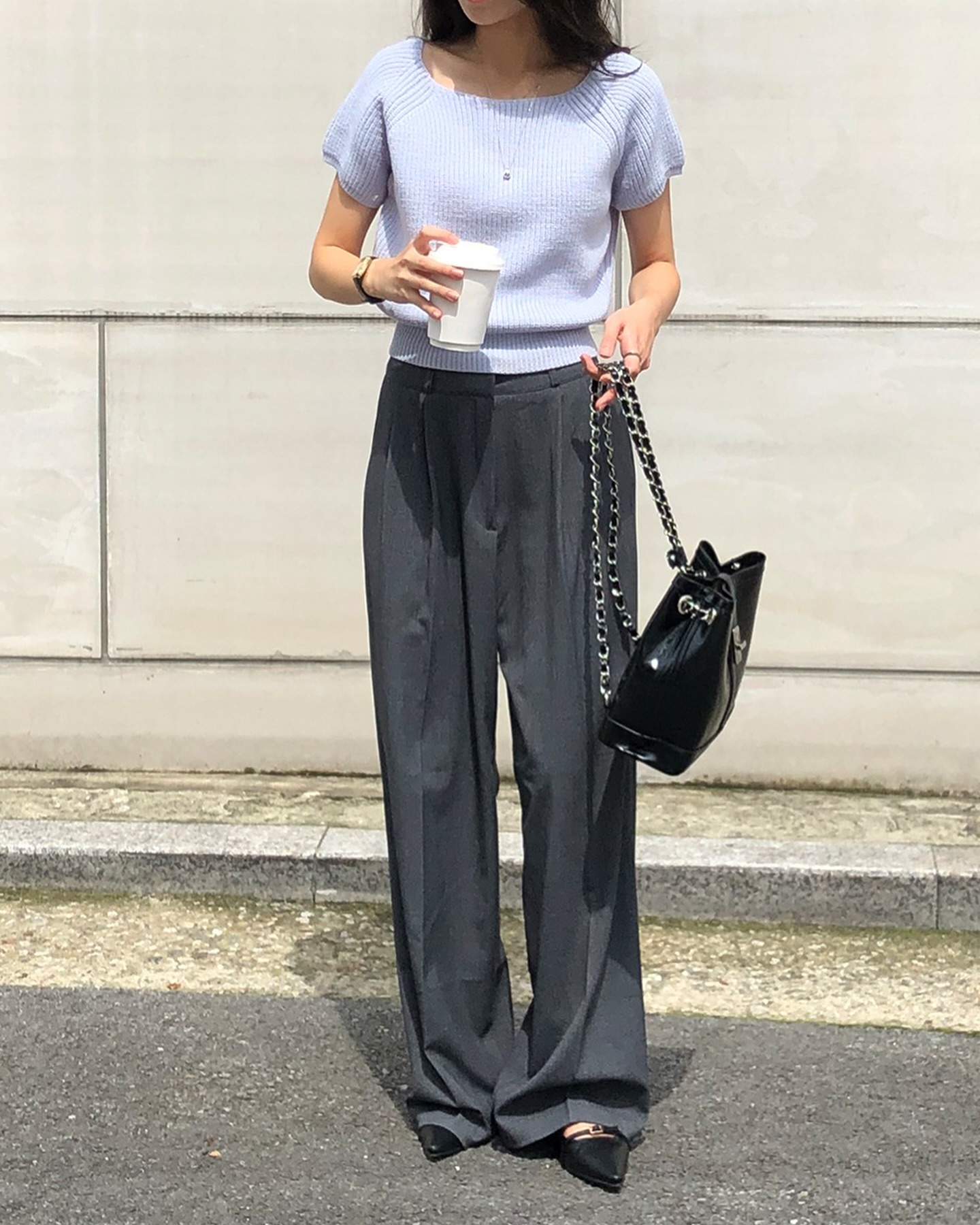 Quần suông giúp outfit công sở trở nên mềm mại mà vẫn chuyên nghiệp. Áo len ôm nhẹ phối quần ống rộng tạo cảm giác cao ráo, gọn gàng. Khi kết hợp cùng thắt lưng nhỏ và giày loafer, nàng trông như “IT girl” châu Âu – sang, tinh tế mà chẳng cần cố.