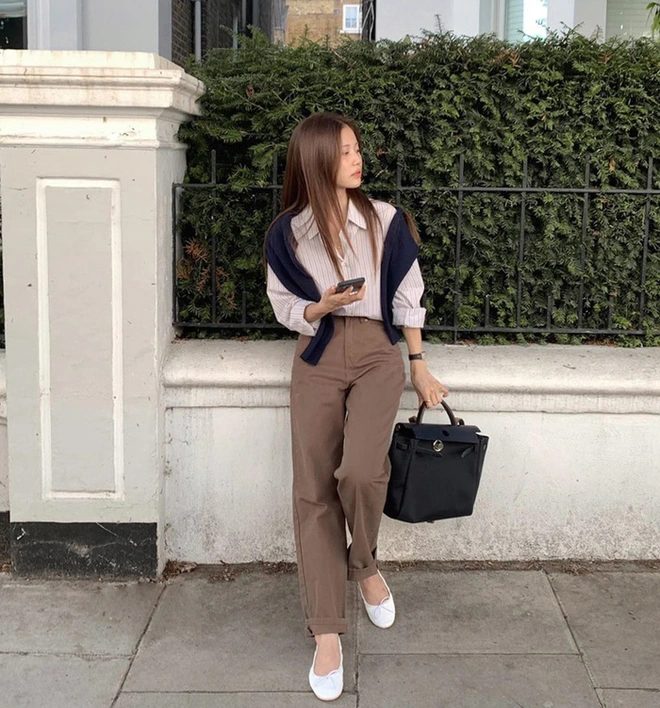 Sơ mi và áo len amp;#34;cực hợpamp;#34; mùa lạnh, 4 kiểu này khiến mọi cô gái đều mê mẩn mà chẳng cần nghĩ nhiều - 11