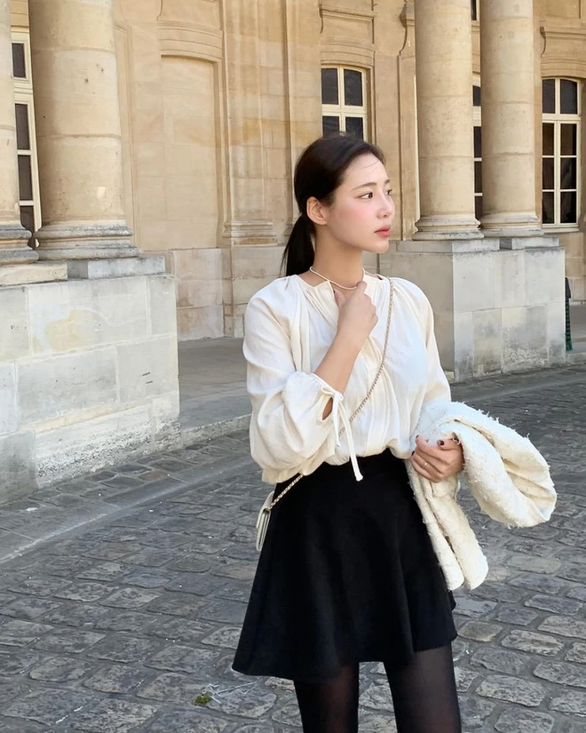 Áo blouse trắng mang nét nữ tính, mềm mại nhờ chi tiết tay phồng, cổ nơ hay bèo nhún. Dễ kết hợp với chân váy dài, quần tây hay áo khoác ngắn, đây là món đồ giúp bạn ghi điểm với vẻ thanh thoát, tinh khôi và cực kỳ “ăn ảnh” trong mùa lạnh.