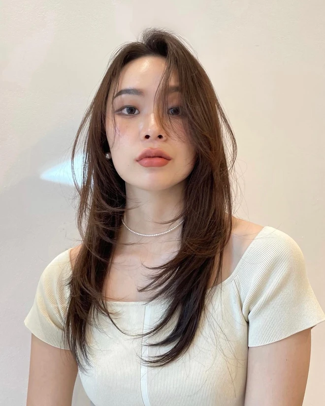 5 kiểu tóc uốn đuôi cụp bỗng được chị em yêu thích, cắt xong mặt thon gọn, trẻ hơn thấy rõ - 13