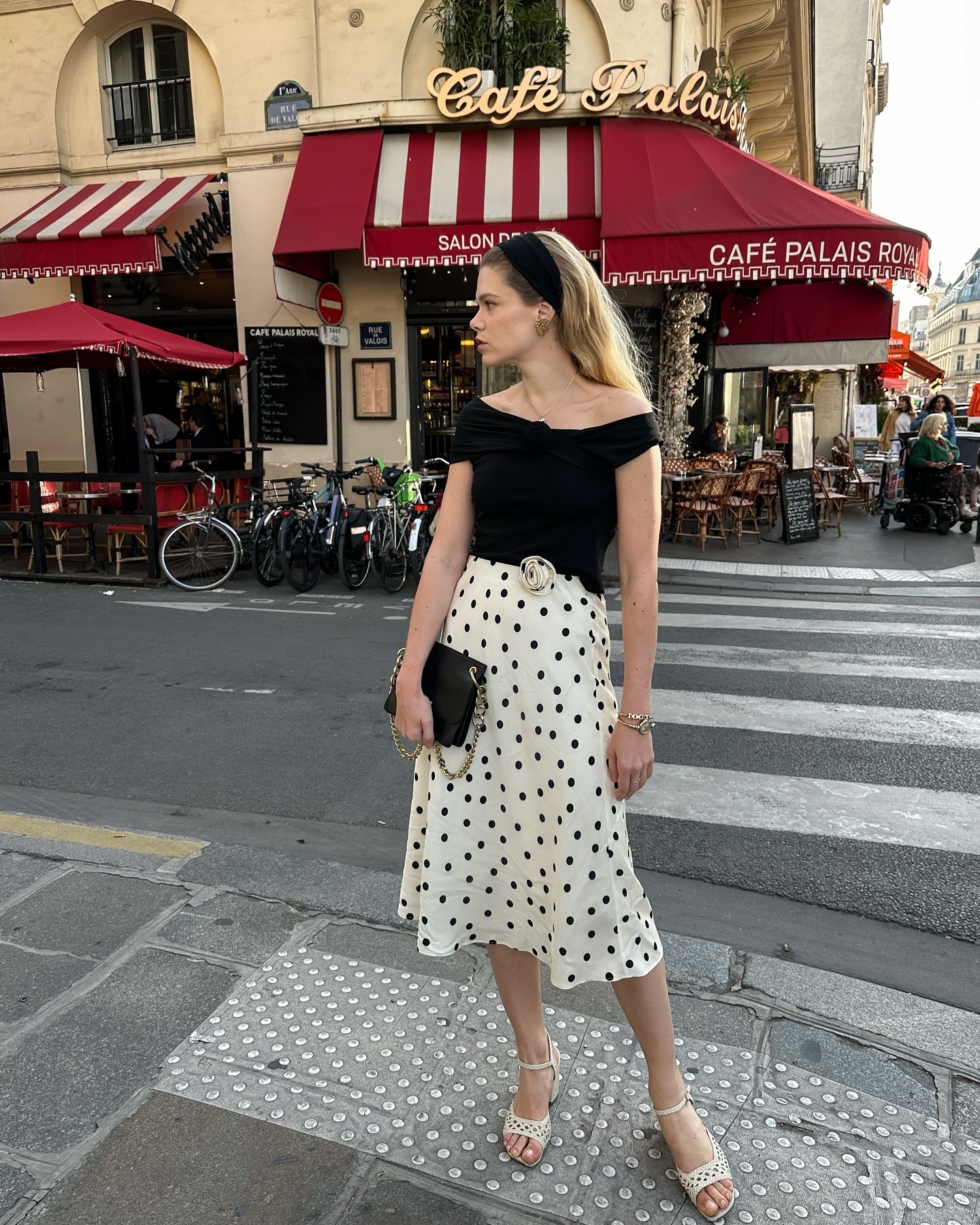 Cứ đến mùa xuân, phụ nữ Pháp lại lôi 5 món này ra diện, mặc lên là thấy trẻ trung ngay - 13