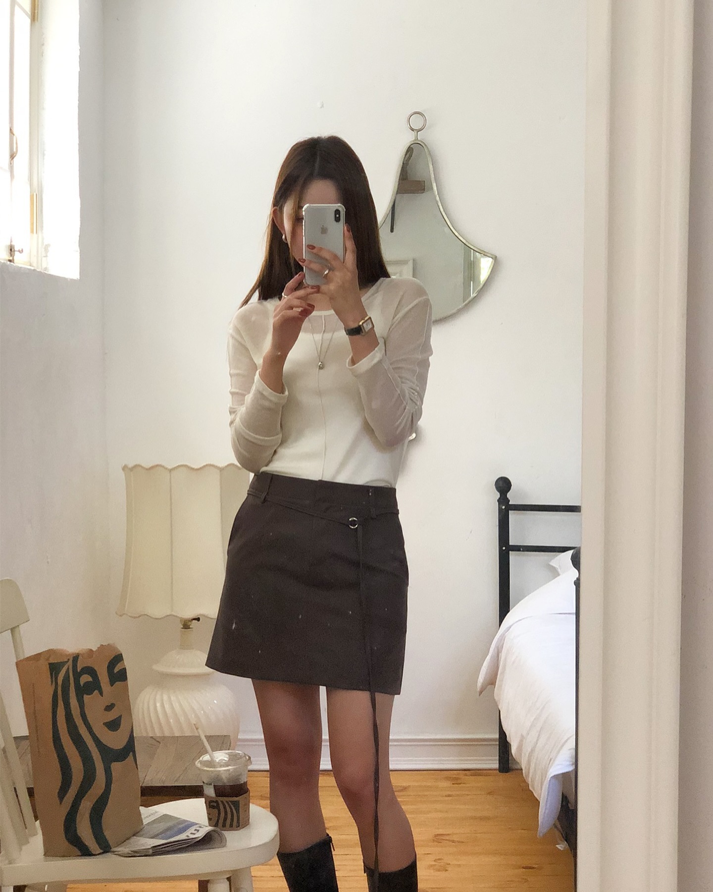 Mặc chân váy xuyên tuần, tôi nhận ra 4 dáng amp;#34;hack chânamp;#34; thần kỳ, chị em công sở nào cũng nên có - 14