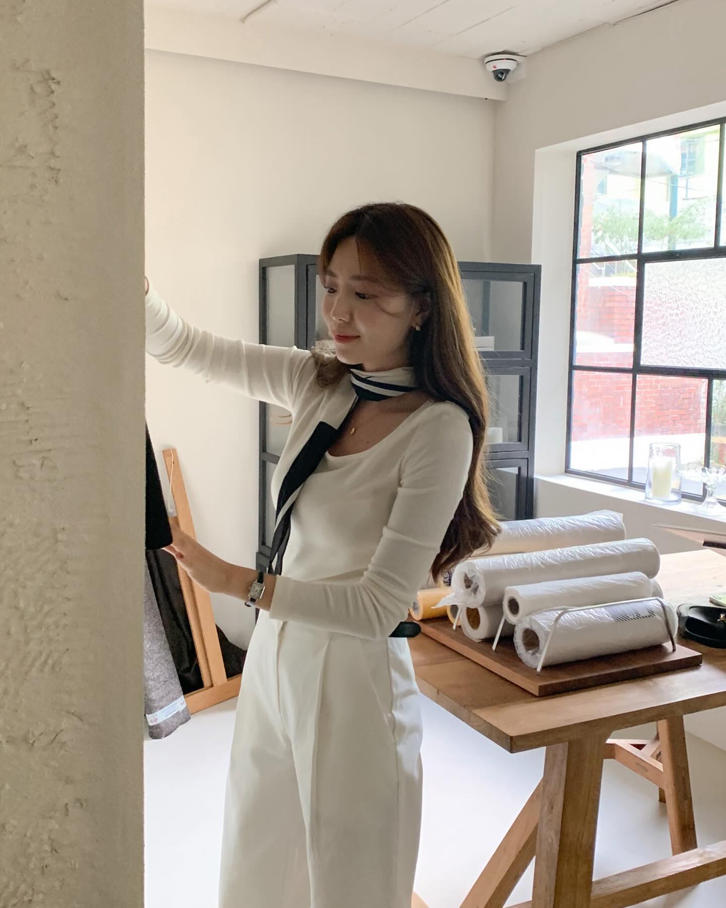 Áo dài tay mùa lạnh mặc đi làm vẫn xinh? Bỏ túi ngay 4 cách phối vừa trẻ trung lại sang xịn hết cỡ - 14